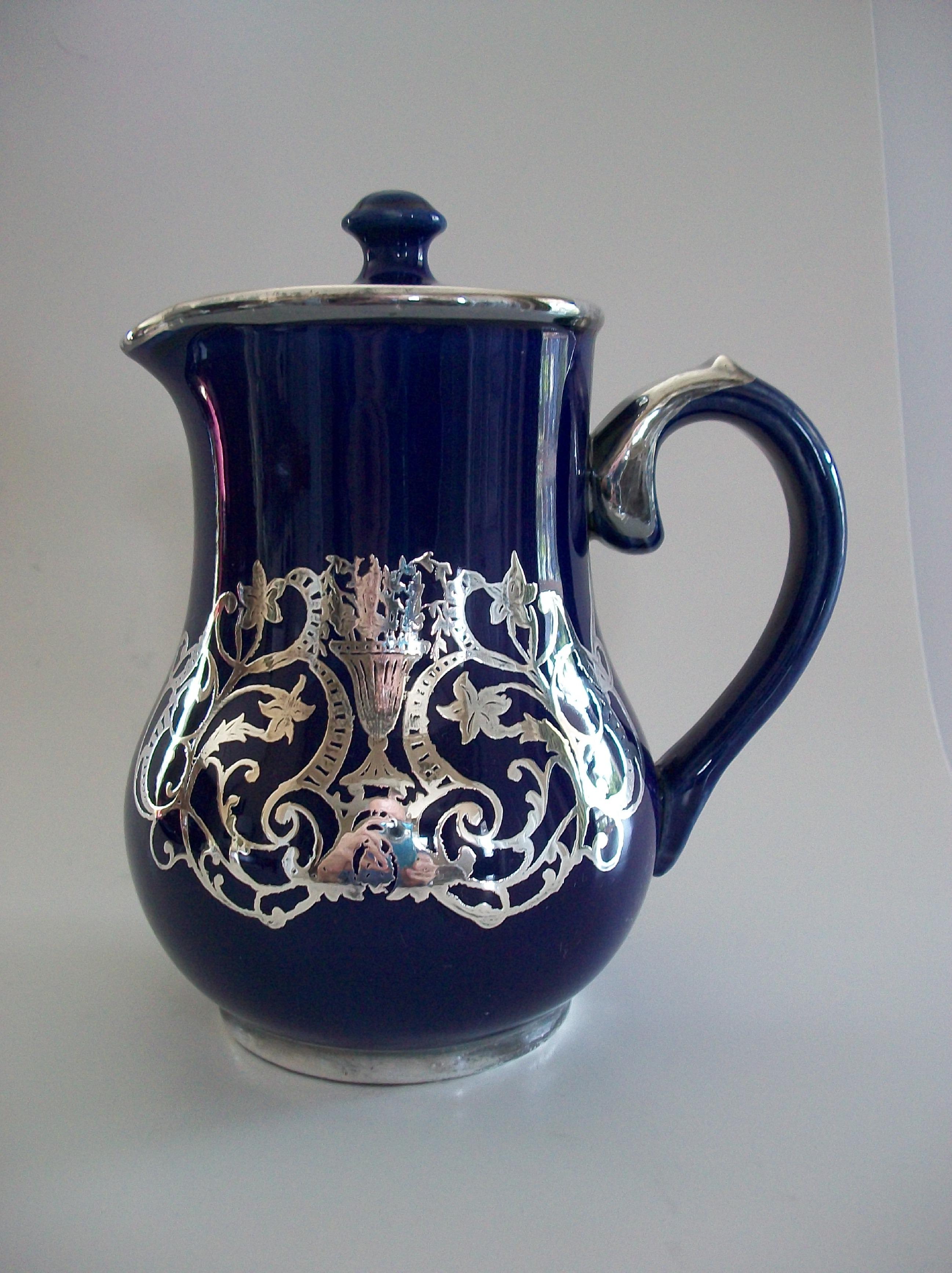 SUDLOW'S - Kobaltblau glasierte Keramik & Silberauflage Teeservice - UK - CIRCA 1920 im Zustand „Gut“ im Angebot in Chatham, ON