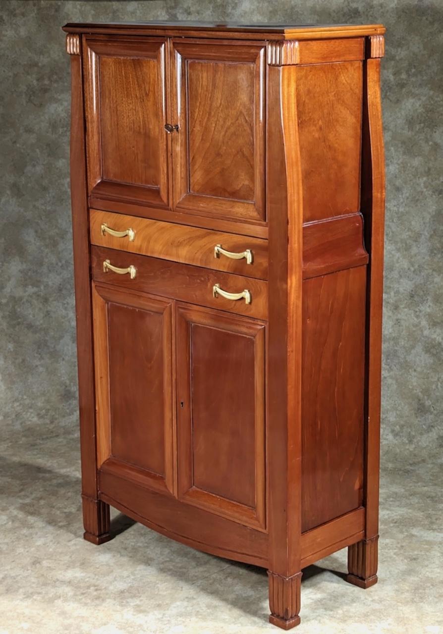 Sue et Mare blonde mahogany cabinet In Excellent Condition For Sale In Philadelphia, PA