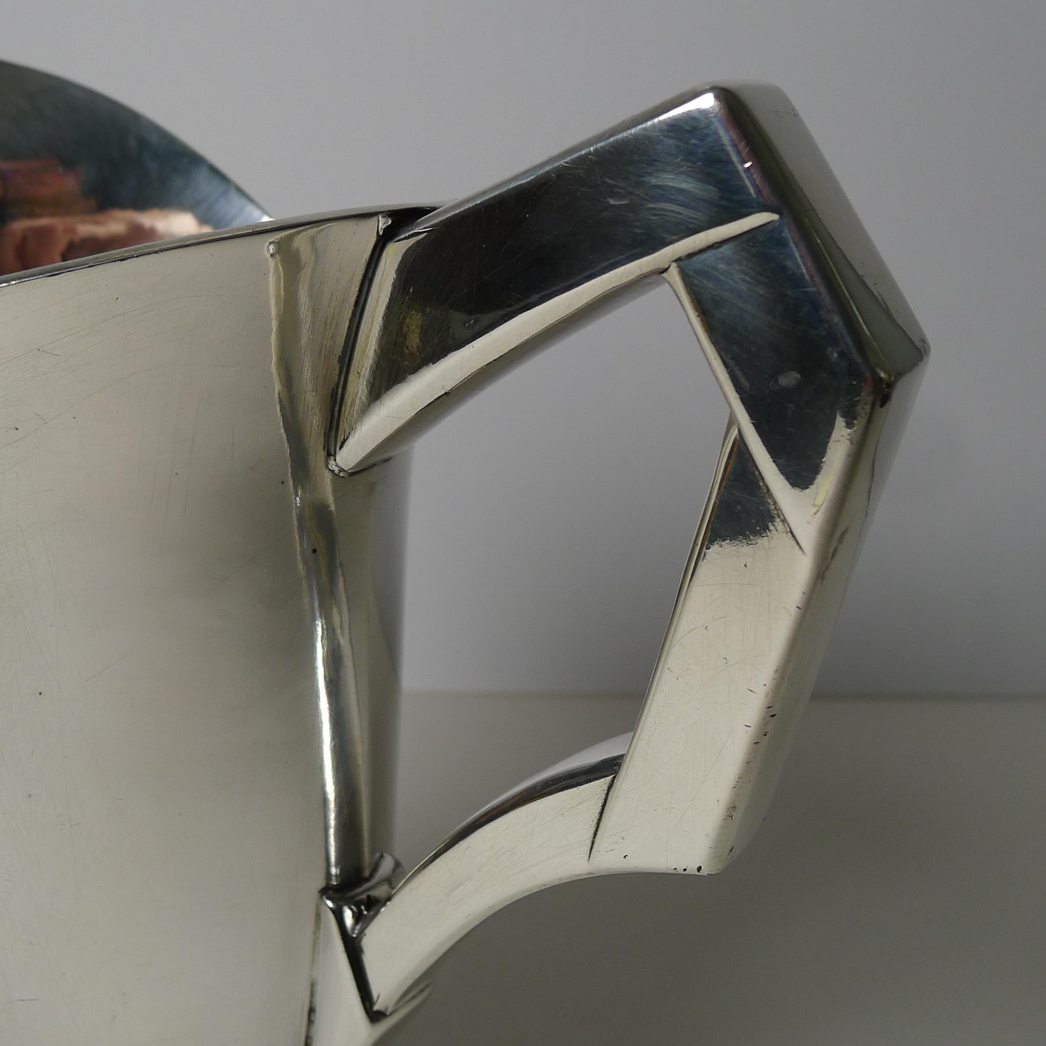 Jarra bañada en plata muy buscada, diseñada por los famosos diseñadores franceses (véase más abajo) Louis Süe y André Mare para la Orfèvrerie Gallia / Maison Christofle c.1925.

Recién salido de nuestro taller de orfebrería, se ha limpiado y