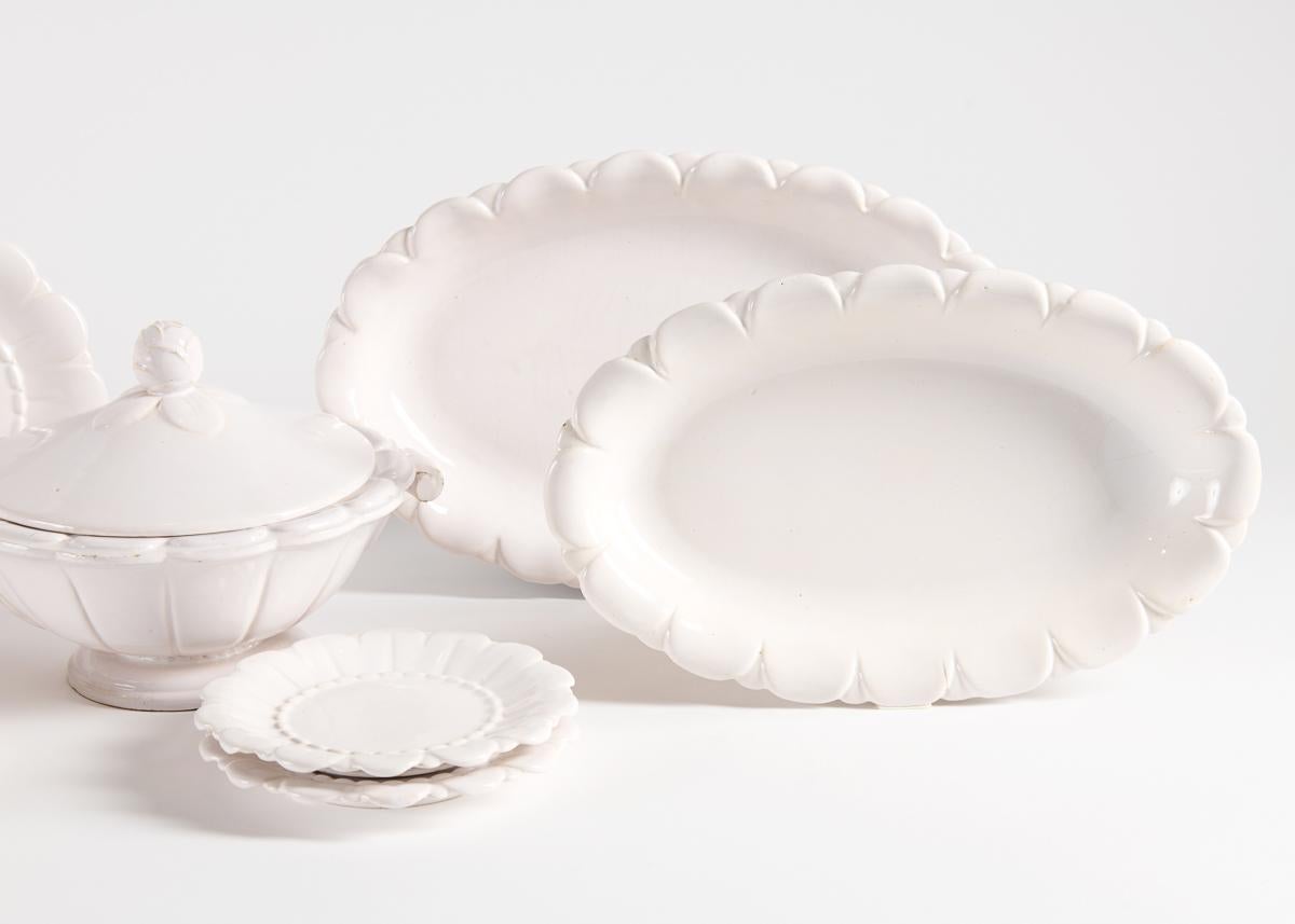 Dieses 91-teilige Tafelservice aus glasierter Fayence, das in der Fayencerie von Marcel Meran in L'Isle Adam für die Compagnie des Arts Français hergestellt wurde, ist ein hervorragendes Beispiel für die doppelte Ausrichtung des Unternehmens auf