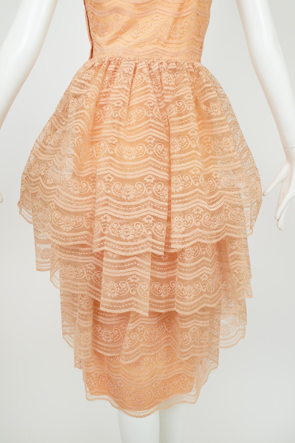 Vestido de cóctel con falda de embudo de encaje nude - XS, años 60 en venta 5