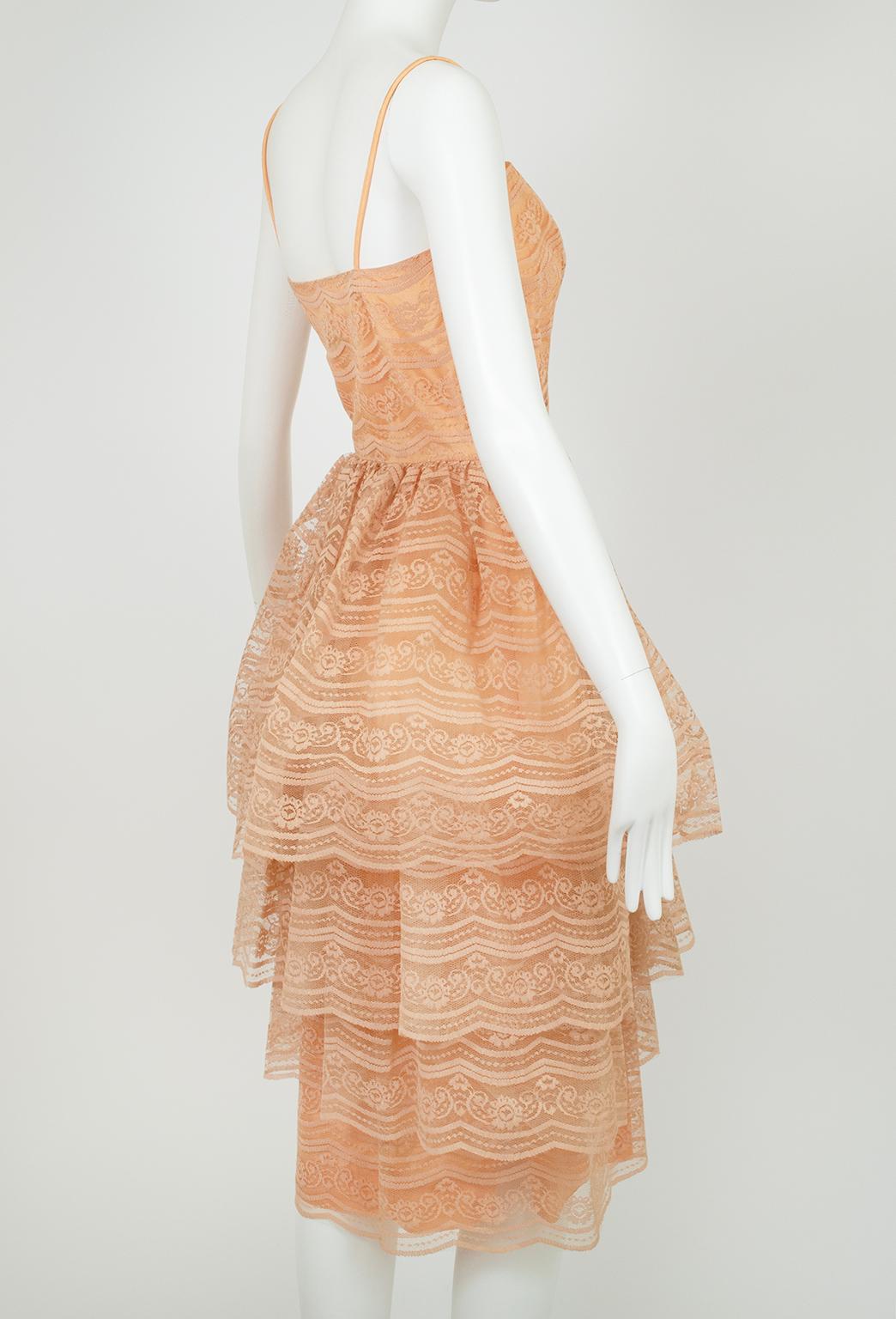 Vestido de cóctel con falda de embudo de encaje nude - XS, años 60 en Excelente estado para la venta en Tucson, AZ