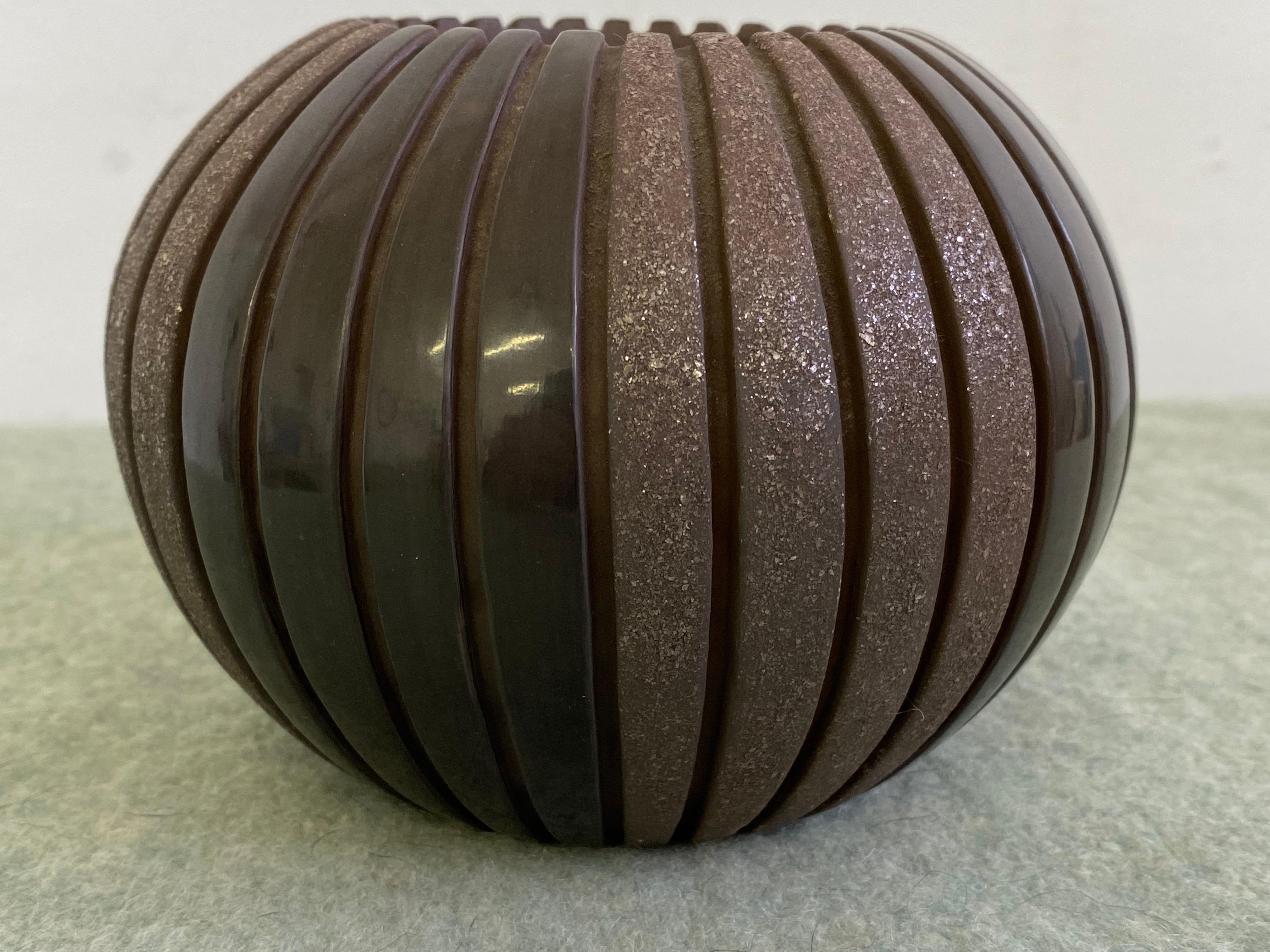 Sue Tapia, bol en forme de melon fortement incisé. Alternance de surfaces hautement polies et texturées.