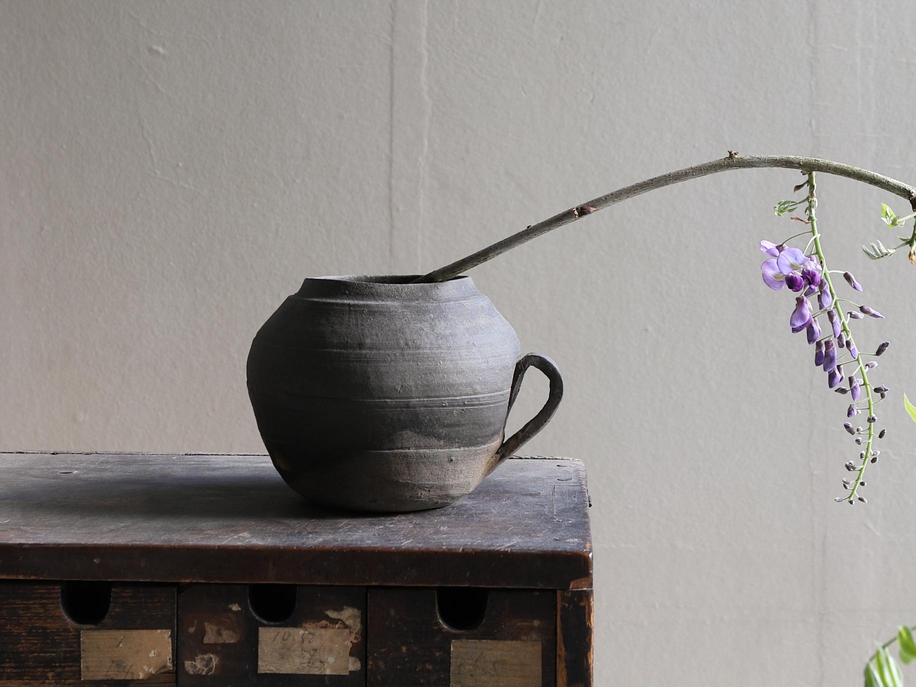 Diese Tasse ist ein Beispiel für eine Art von Steinzeug, das als Sue-Ware bekannt ist und von der Mitte des fünften bis zum vierzehnten Jahrhundert in Japan hergestellt wurde.

Dieses Produkt ist eine Schale mit Henkel aus der Kofun-Zeit. Diesen