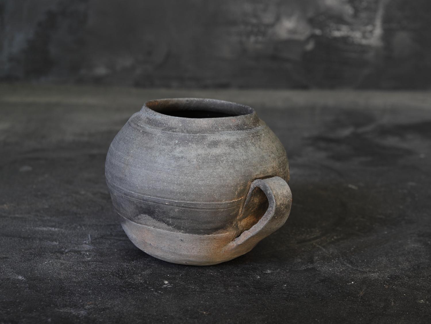 Wildlederware/Antike japanische Vase/4.-8. Jahrhundert/Wabi-sabi (Japanisch) im Angebot