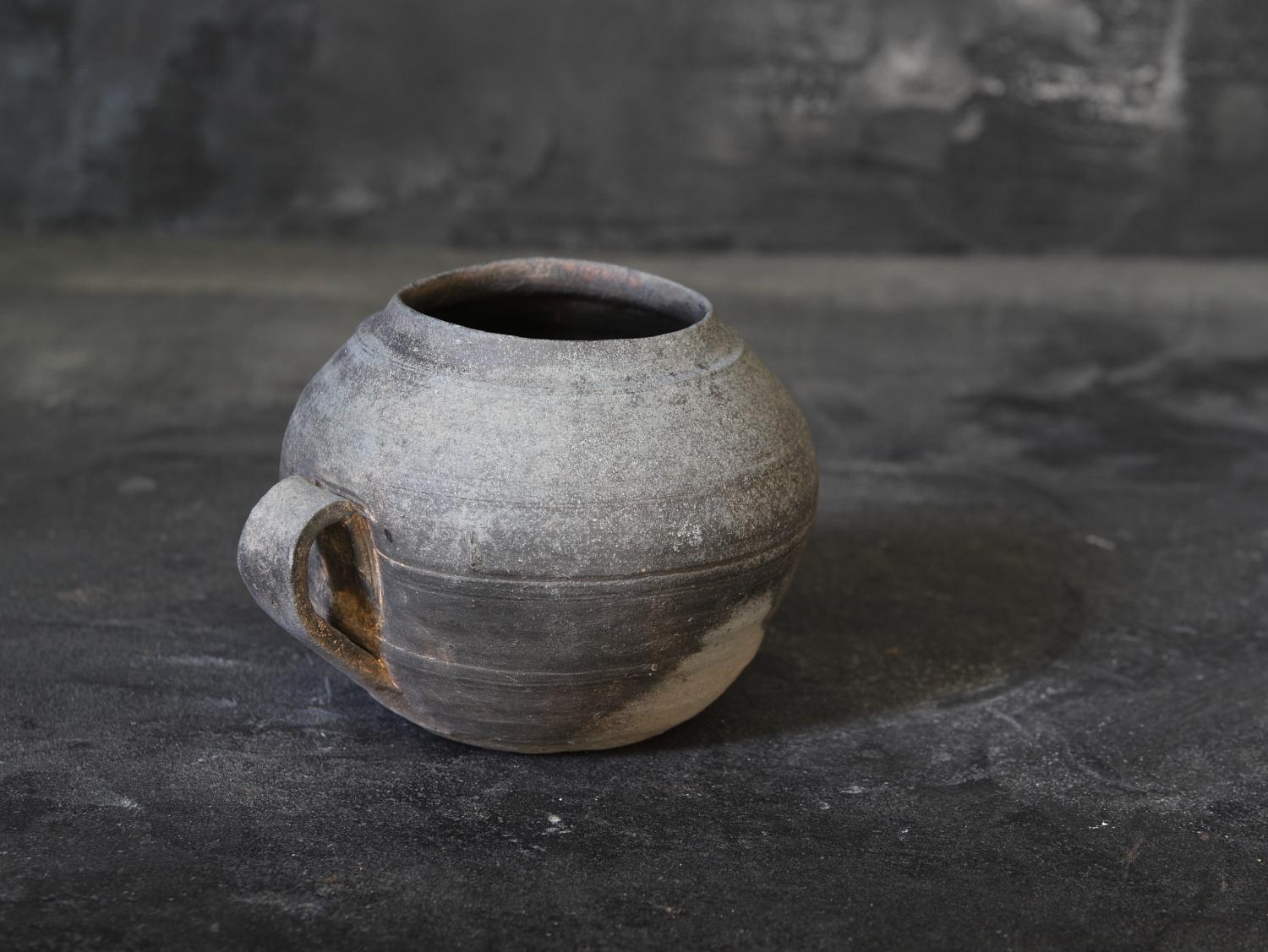 Wildlederware/Antike japanische Vase/4.-8. Jahrhundert/Wabi-sabi (18. Jahrhundert und früher) im Angebot