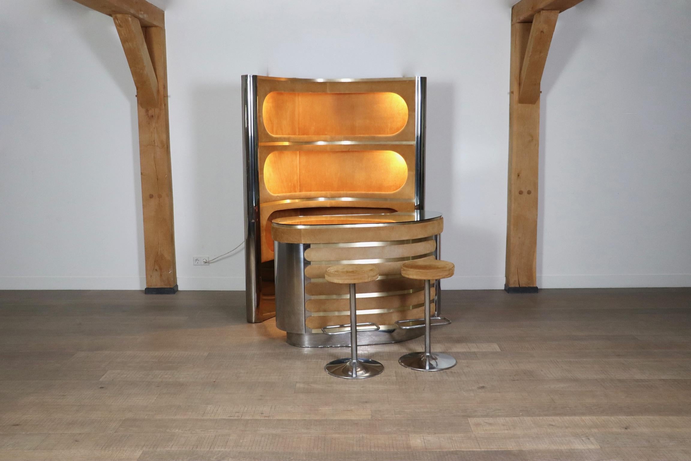 Incredibile set da bar in camoscio cognac e cromo attribuito a Willy Rizzo, Italia, anni Settanta.

Con bancone a specchio originale, luci funzionanti, frigorifero originale e due sgabelli da bar abbinati. L'ultima combinazione anni Settanta di