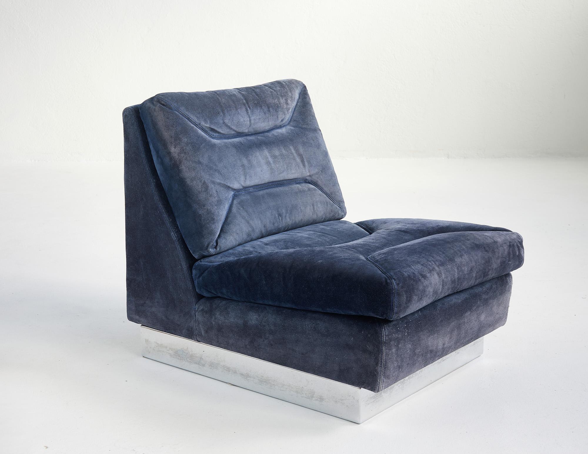 Chaise longue dans le style de Jacques Charpentier, France 1970.

Le cadre, les coussins de dossier et l'assise sont recouverts d'un daim bleu nuit original pour un grand confort d'assise.

La chaise longue repose sur une base rectangulaire en acier