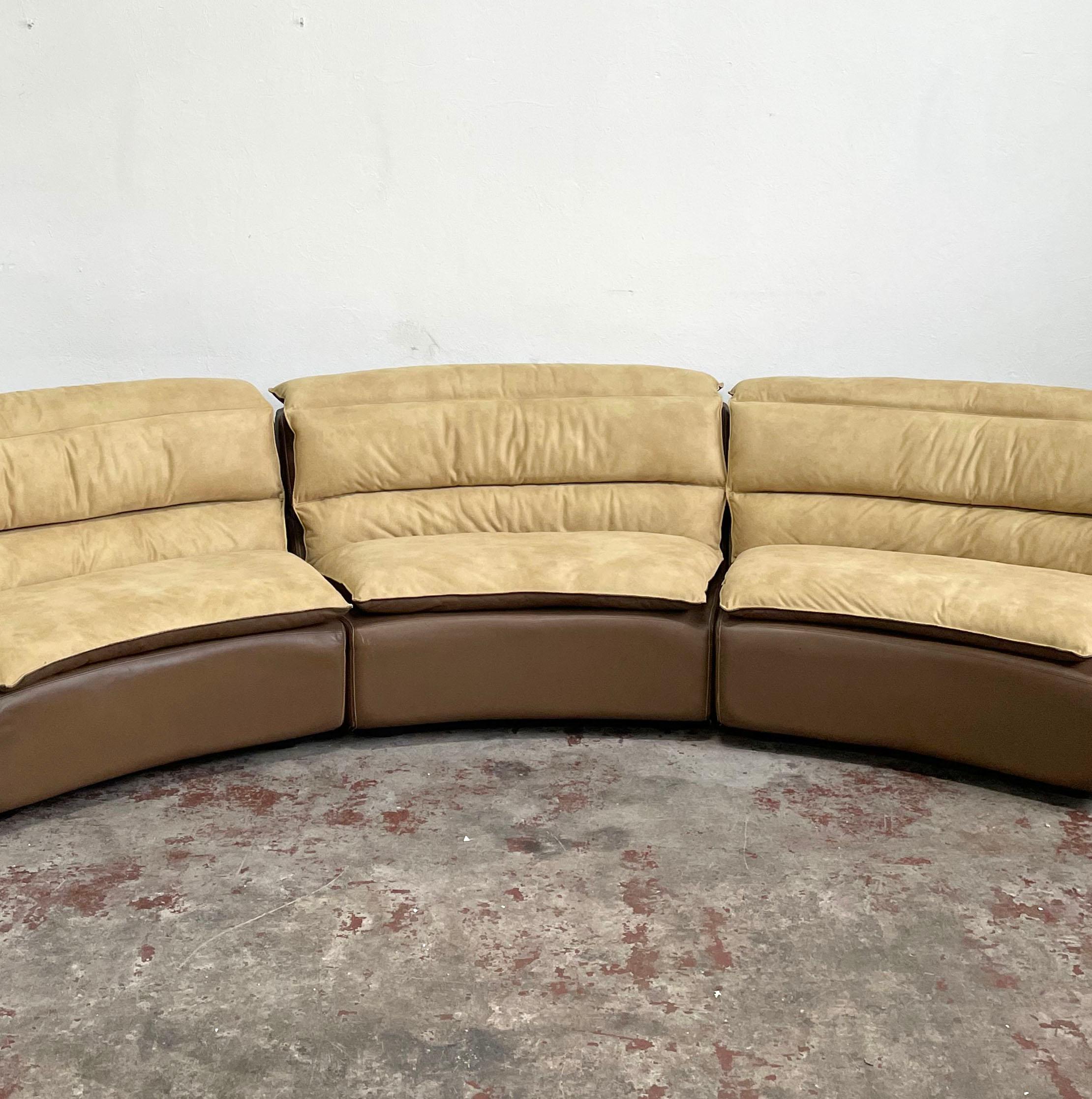 Modular semi-circular sofa from the 1970s/1980s in great original condition

Designed by Carlo Bartoli for Italian high-end furniture company Rossi di Albizzate

The sofa is composed of 4 modules, each measuring 123 cm in width, 80 cm in height,