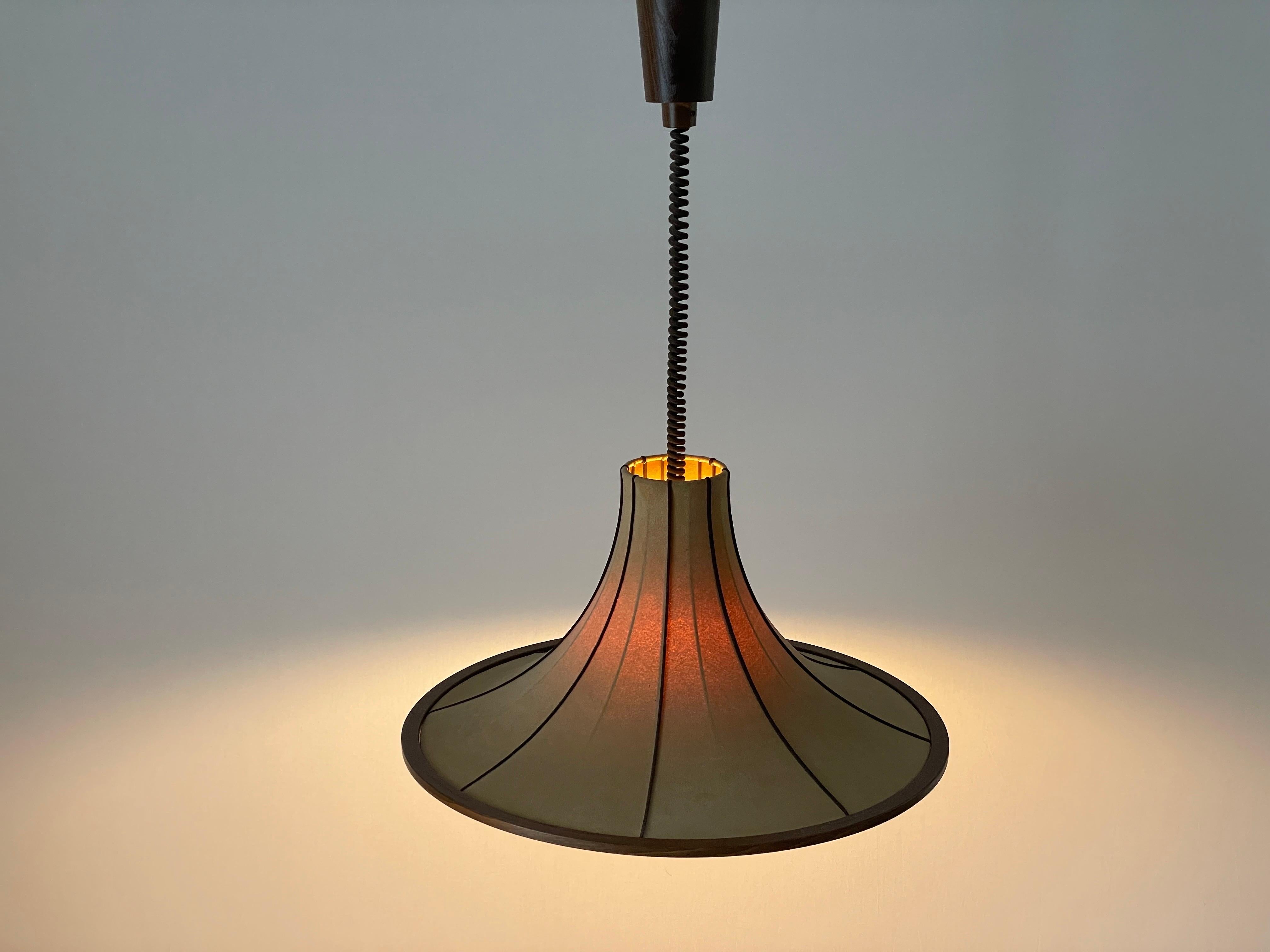 Lampada a sospensione grande con design a tromba in camoscio e legno, anni '60, Germania in vendita 3