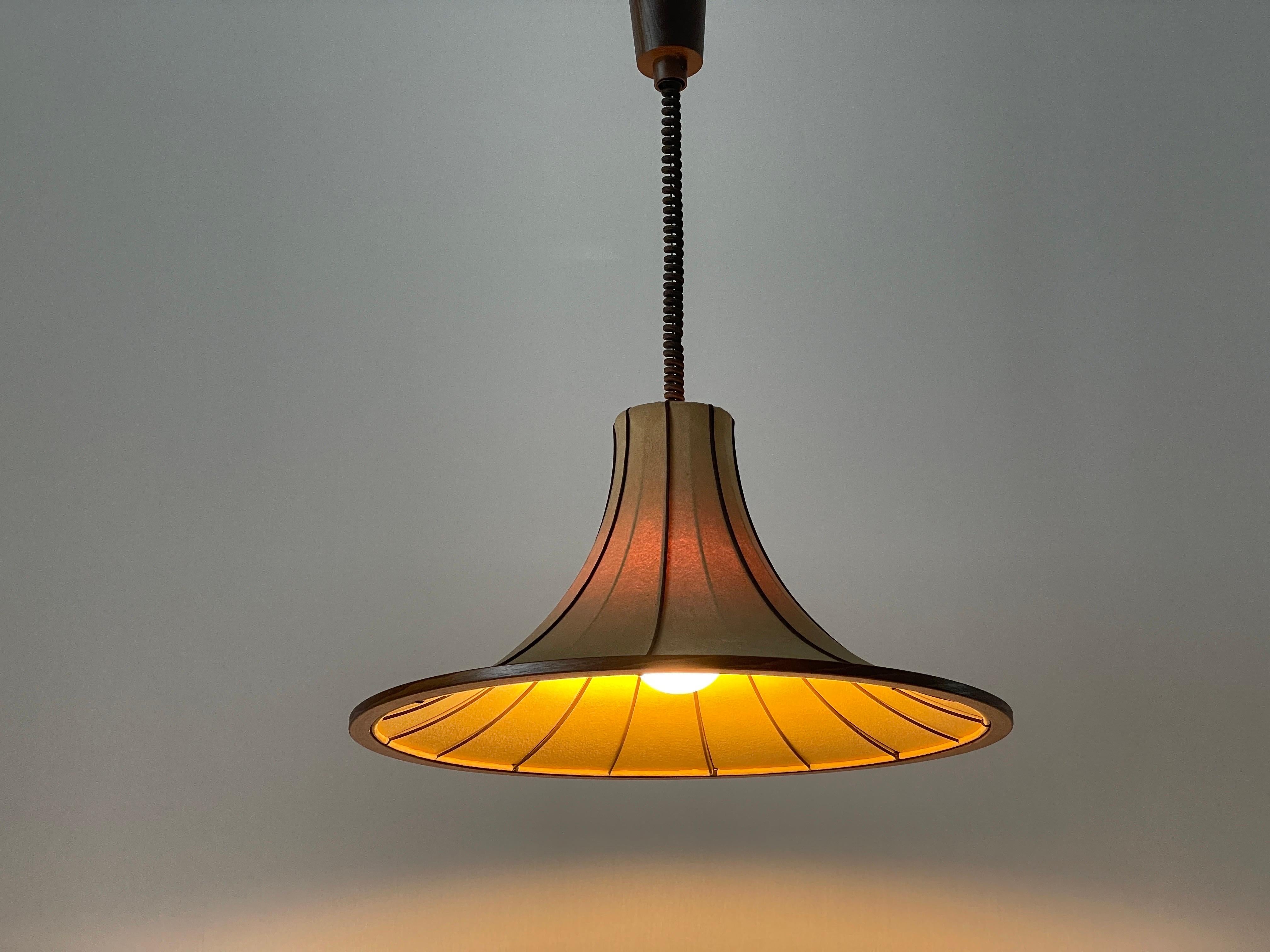 Lampada a sospensione grande con design a tromba in camoscio e legno, anni '60, Germania in vendita 5