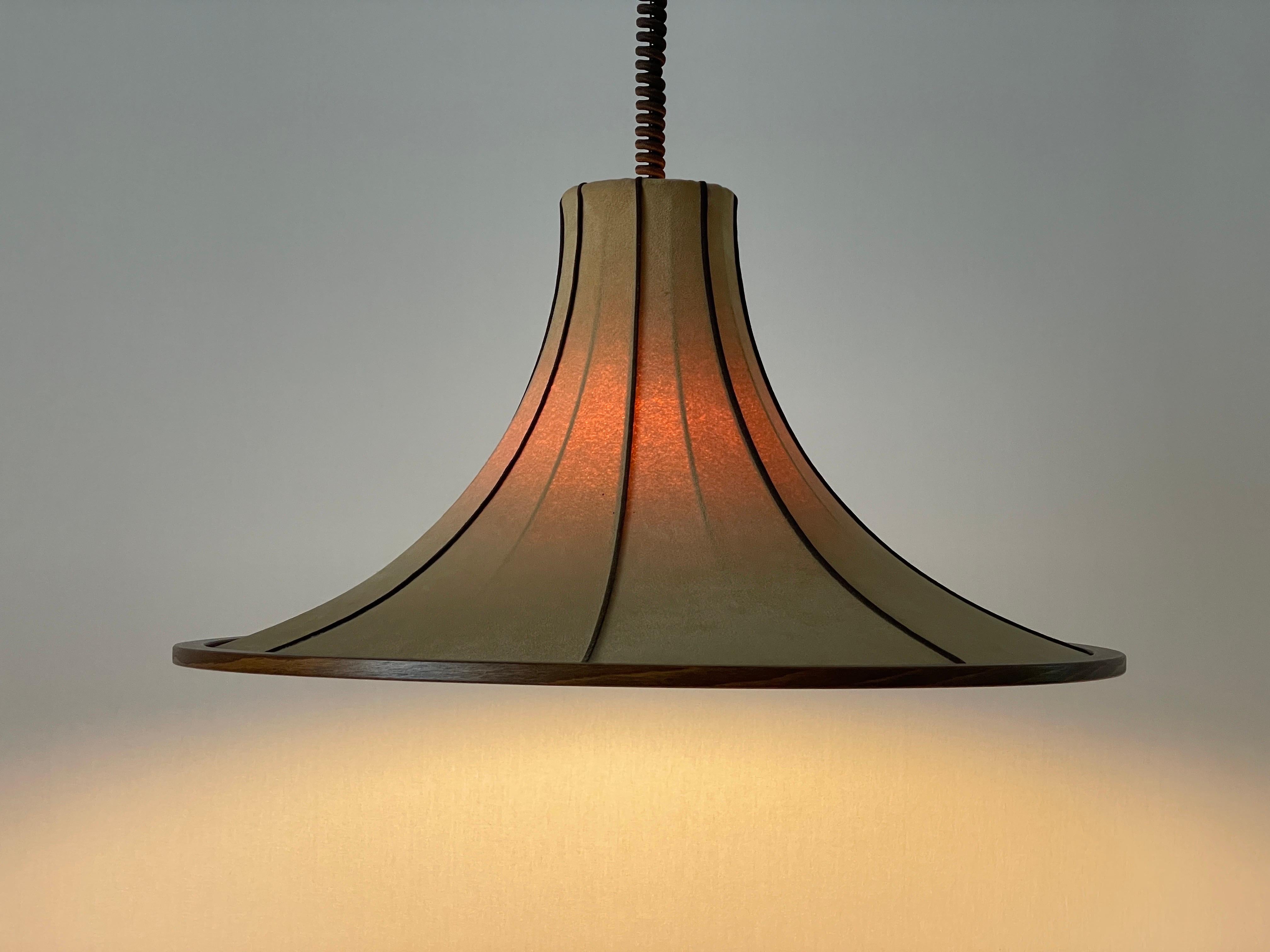 Lampada a sospensione grande con design a tromba in camoscio e legno, anni '60, Germania in vendita 6