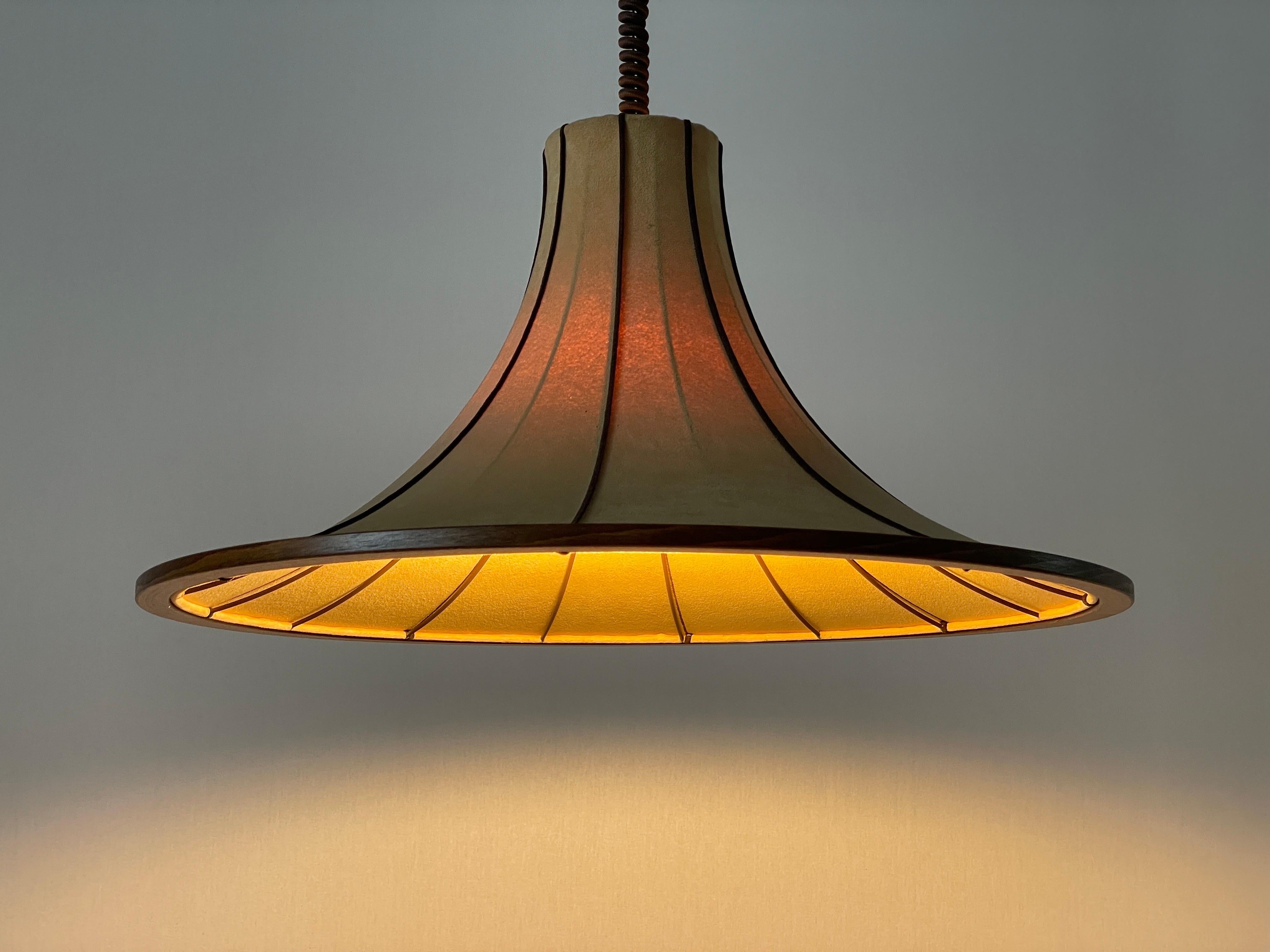 Lampada a sospensione grande con design a tromba in camoscio e legno, anni '60, Germania in vendita 7