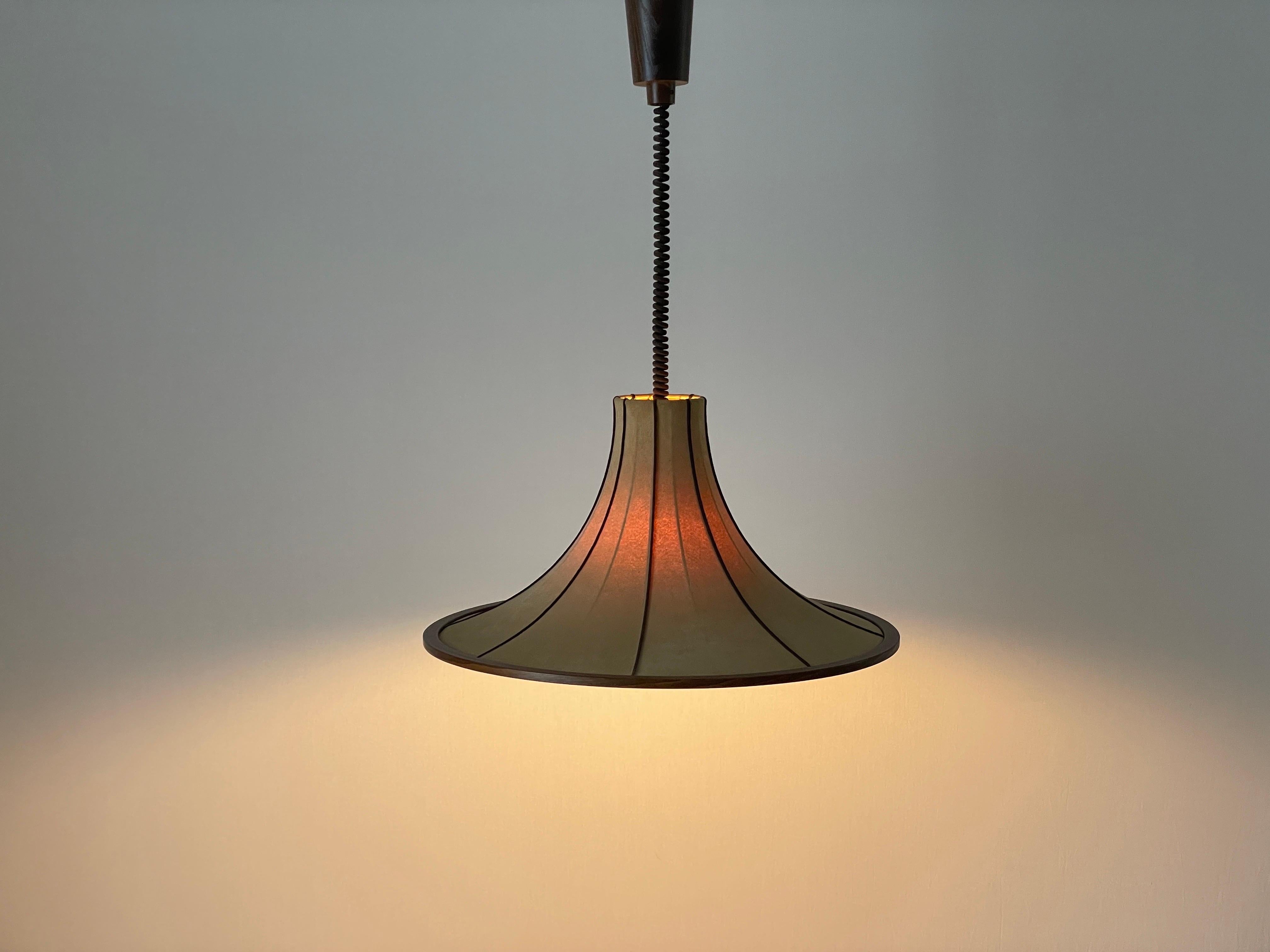 Lampada a sospensione grande con design a tromba in camoscio e legno, anni '60, Germania in vendita 8