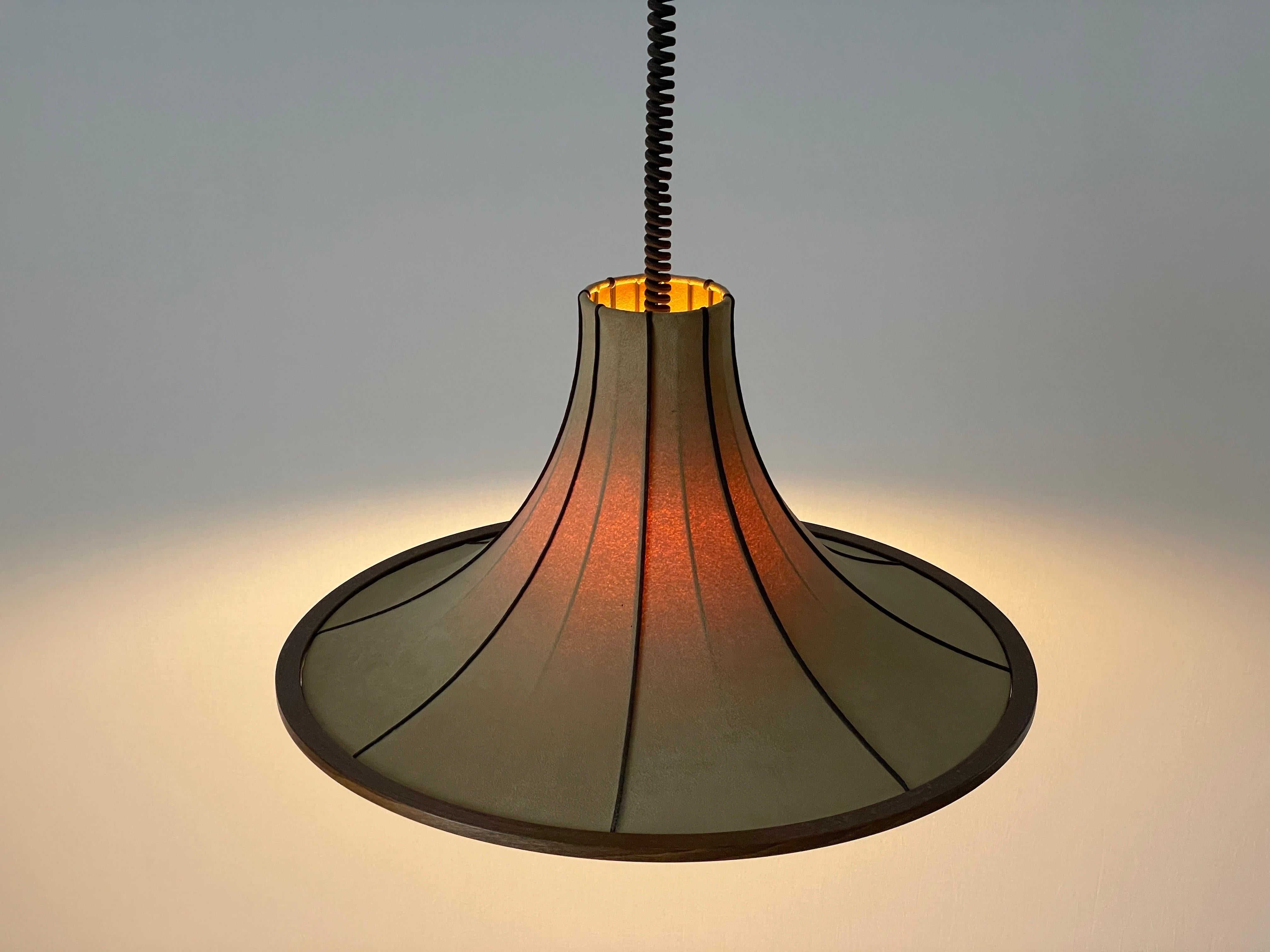 Lampada a sospensione grande con design a tromba in camoscio e legno, anni '60, Germania in vendita 9