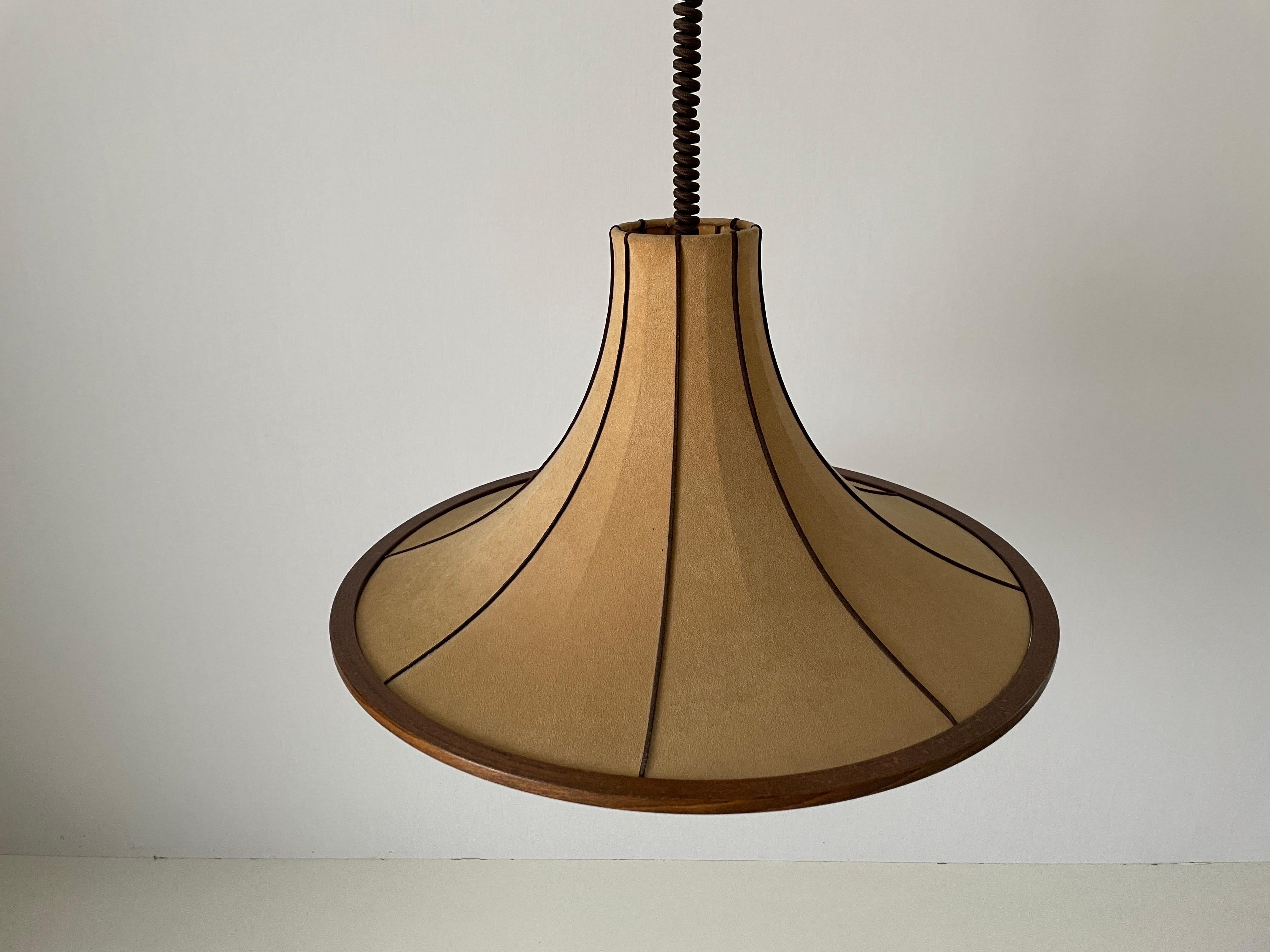 Lampada a sospensione grande con design a tromba in camoscio e legno, anni '60, Germania

Il paralume è in ottime condizioni vintage.

Questa lampada funziona con lampadine E27. 
Cablato e adatto all'uso con 220V e 110V per tutti i paesi.

Misure: