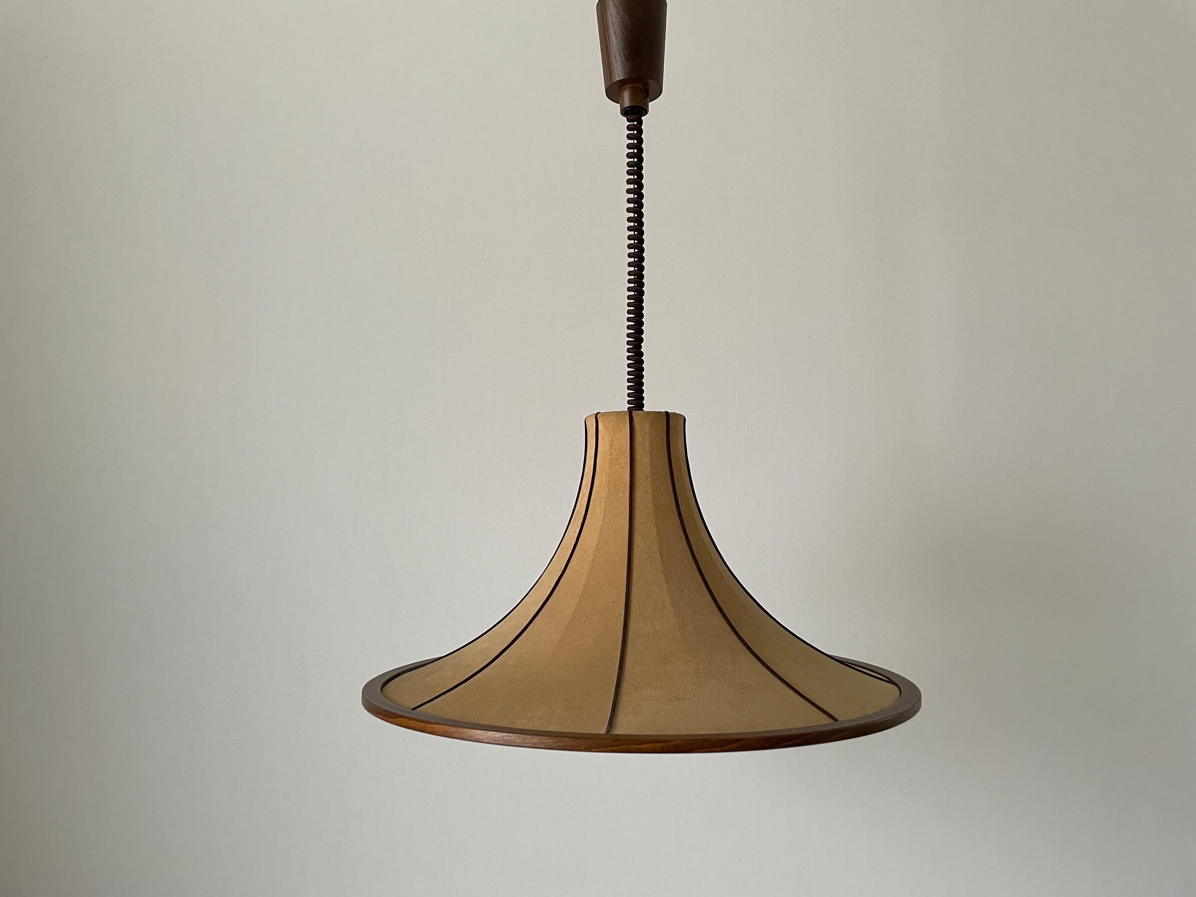 Mid-Century moderno Lampada a sospensione grande con design a tromba in camoscio e legno, anni '60, Germania in vendita