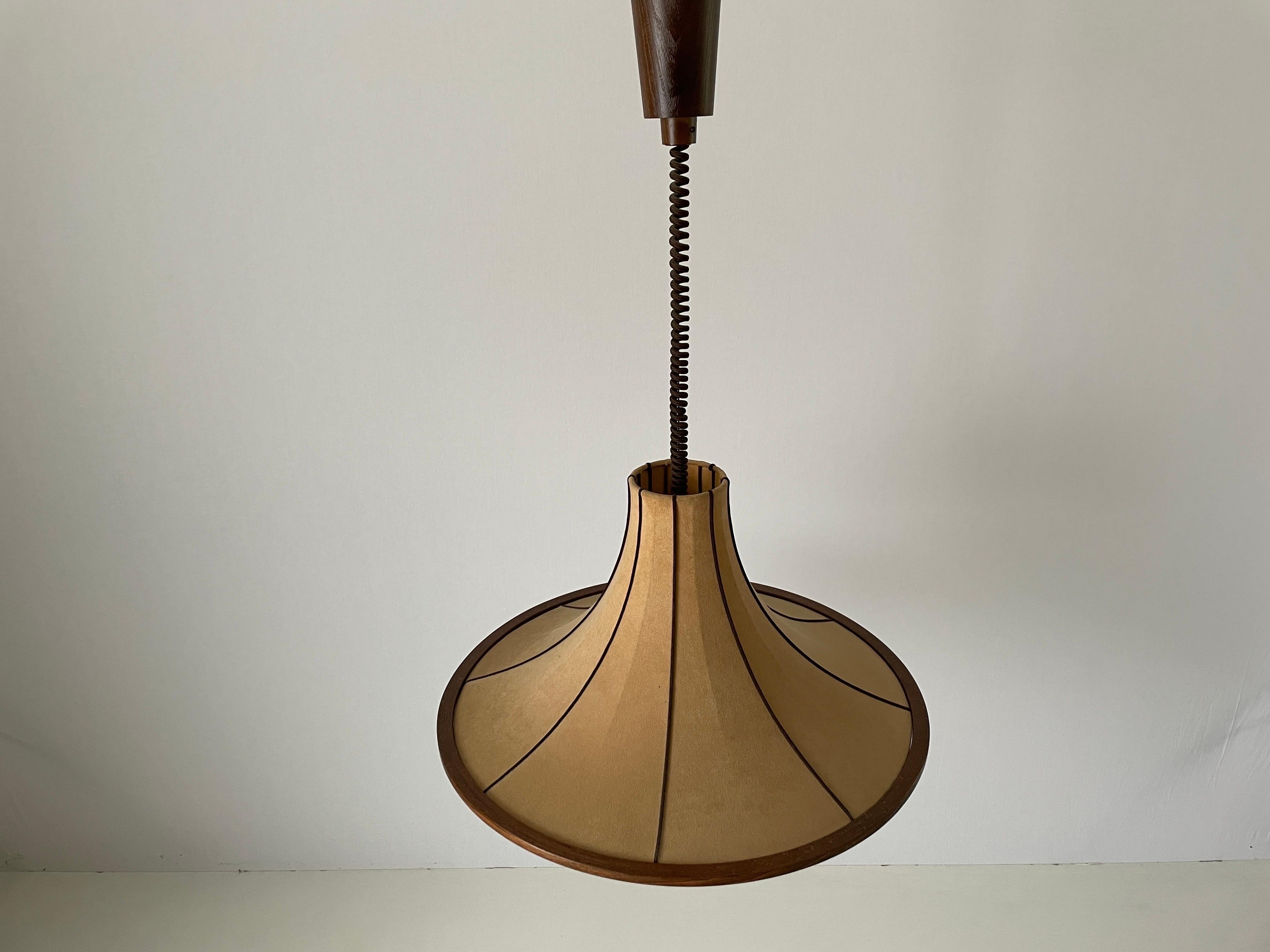 Tedesco Lampada a sospensione grande con design a tromba in camoscio e legno, anni '60, Germania in vendita