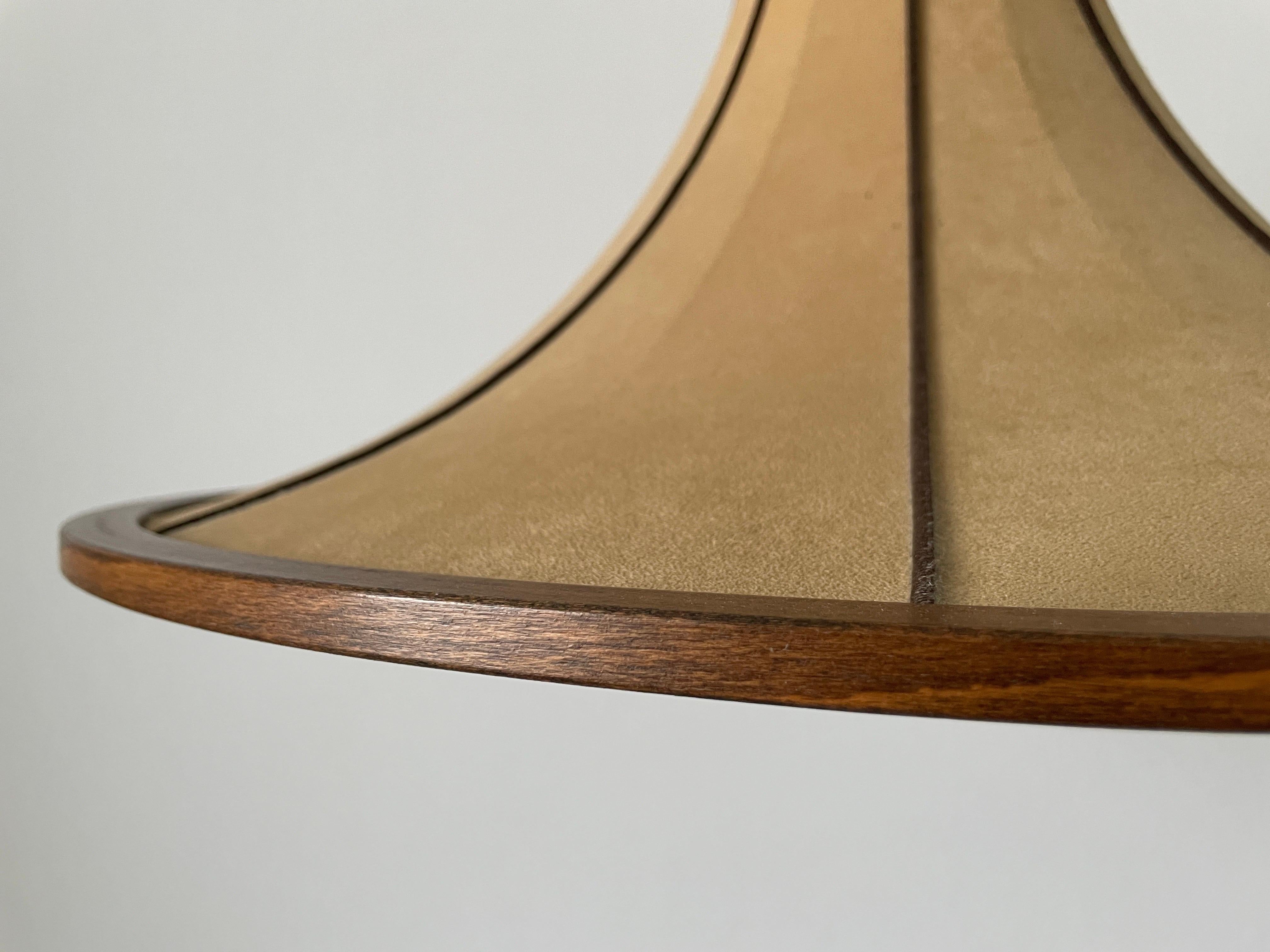 Lampada a sospensione grande con design a tromba in camoscio e legno, anni '60, Germania In condizioni ottime in vendita a Hagenbach, DE