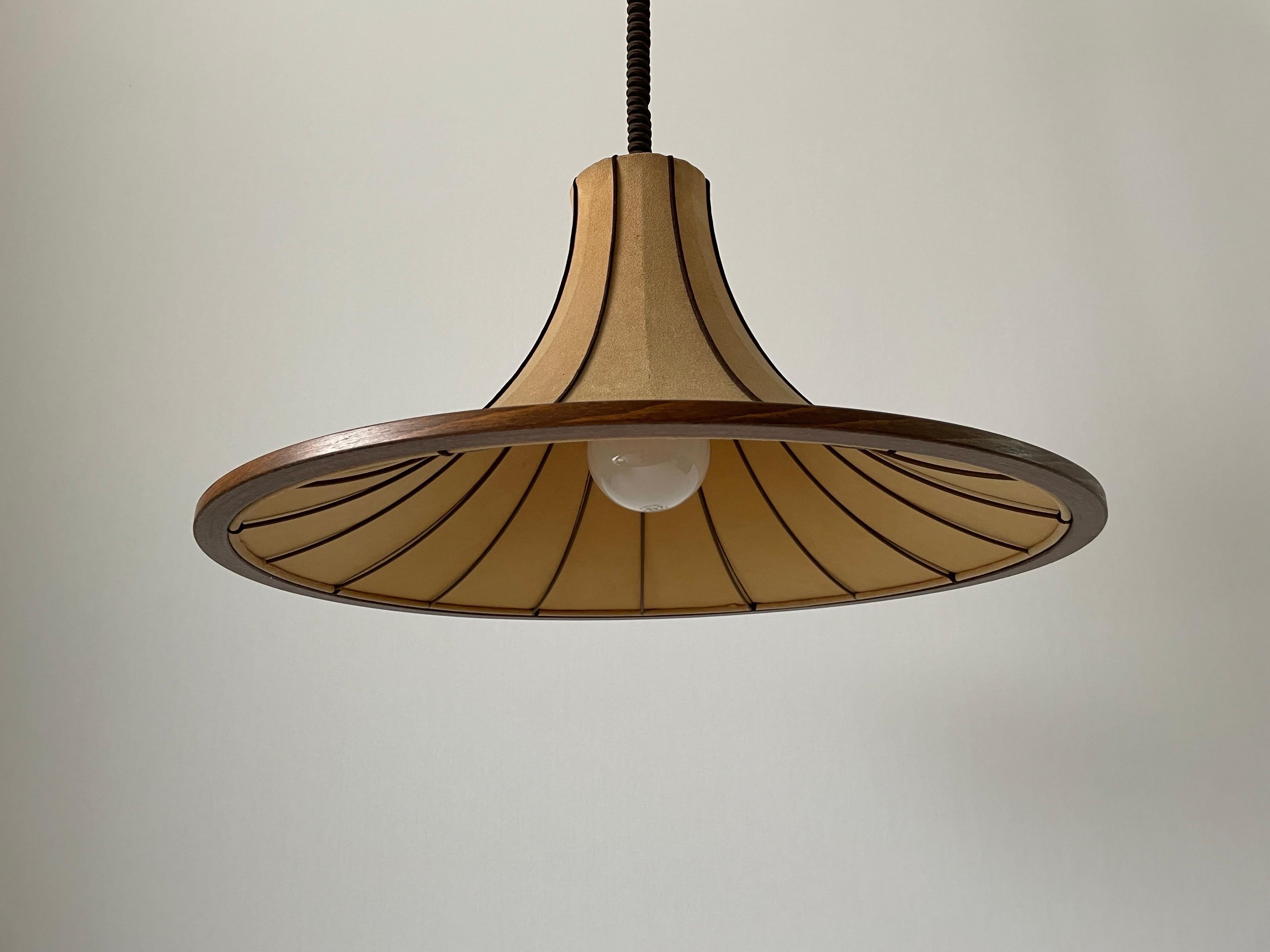 Metà XX secolo Lampada a sospensione grande con design a tromba in camoscio e legno, anni '60, Germania in vendita