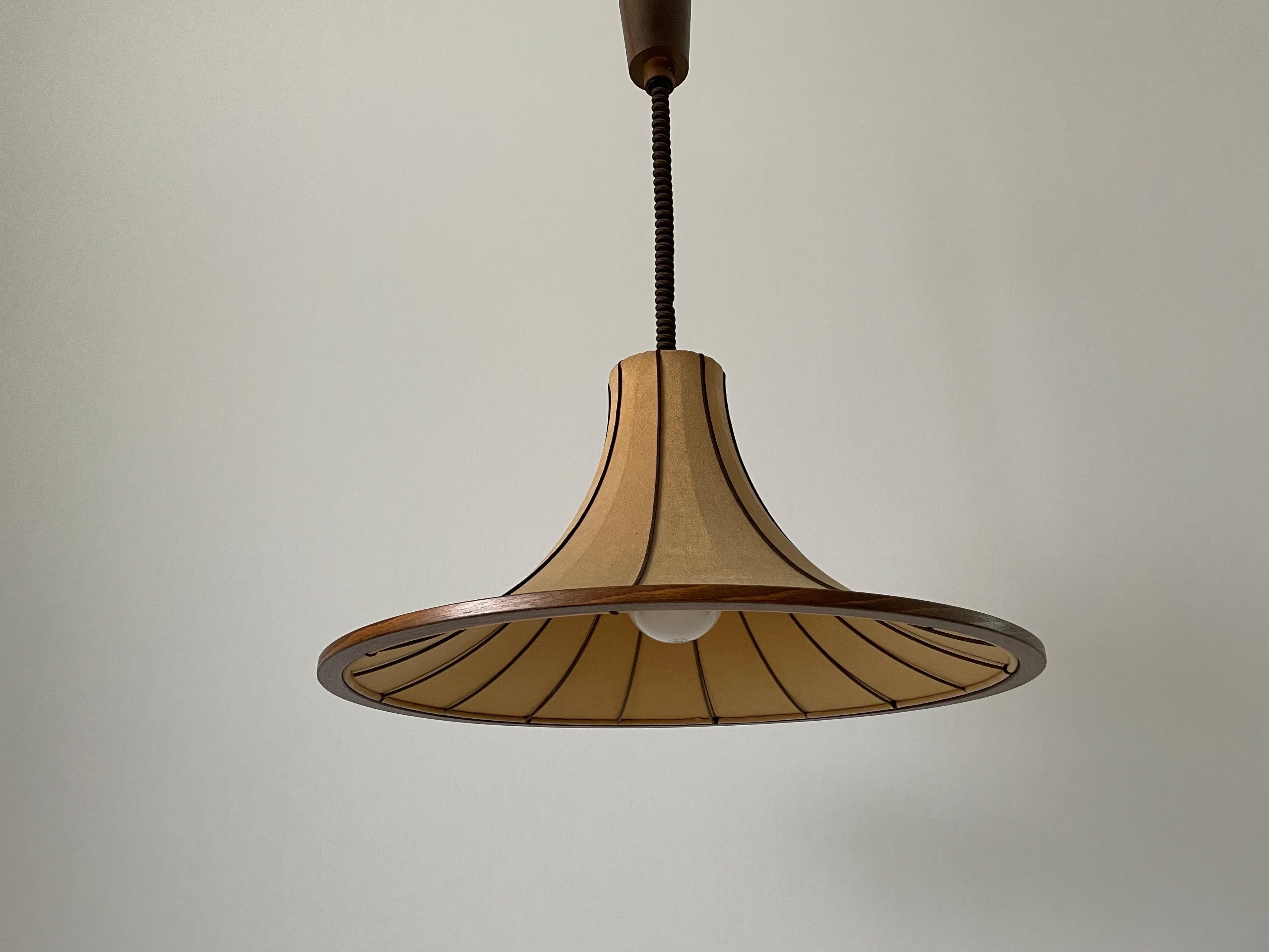 Lampada a sospensione grande con design a tromba in camoscio e legno, anni '60, Germania in vendita 2