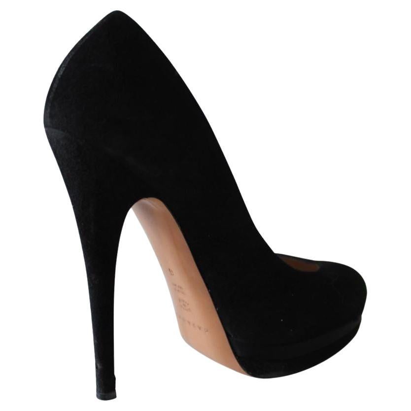 Suede Black color Heel height cm 13 (5.11 inches) Plateau height cm 2 (0.78 inches) Fair conditions visible signs on heels
