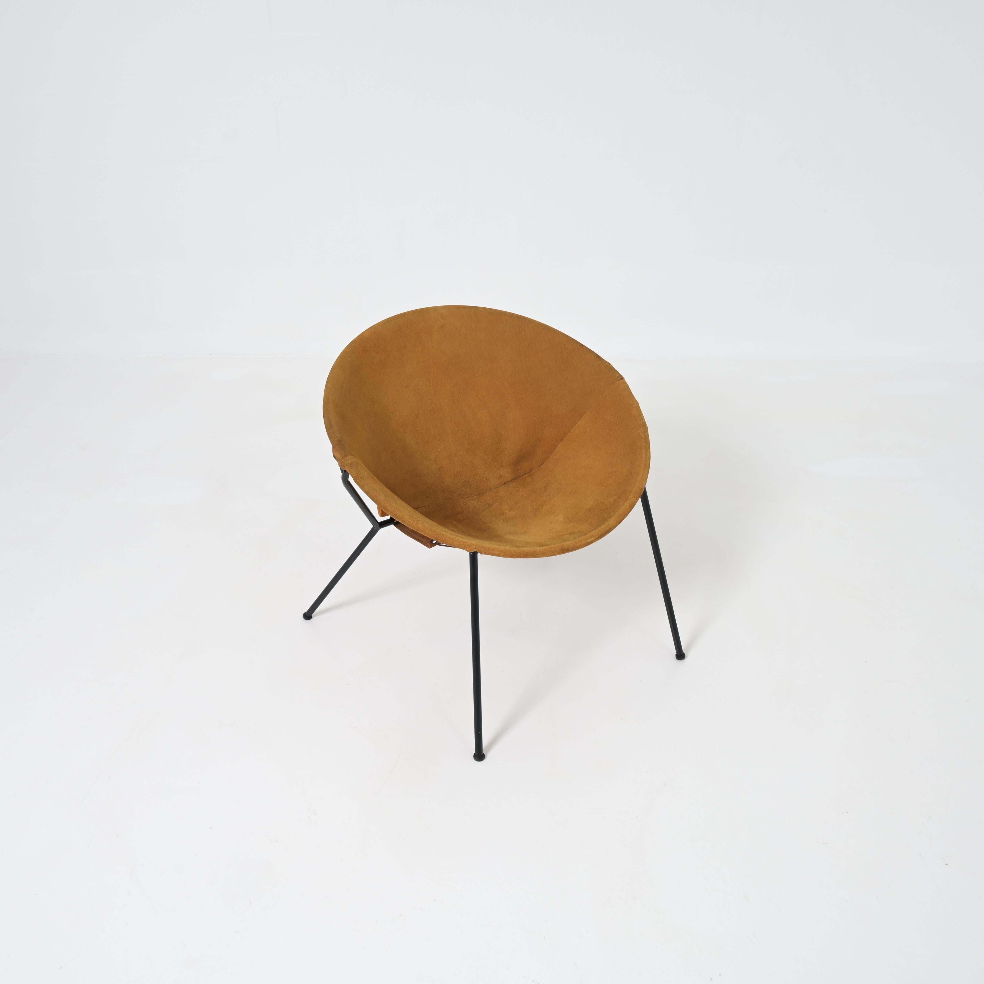 Magnifique siège ballon pliable en cuir attribué au designer danois Hans Olsen.
La chaise est en très bon état, elle a une belle allure et conviendra à tout type d'intérieur
