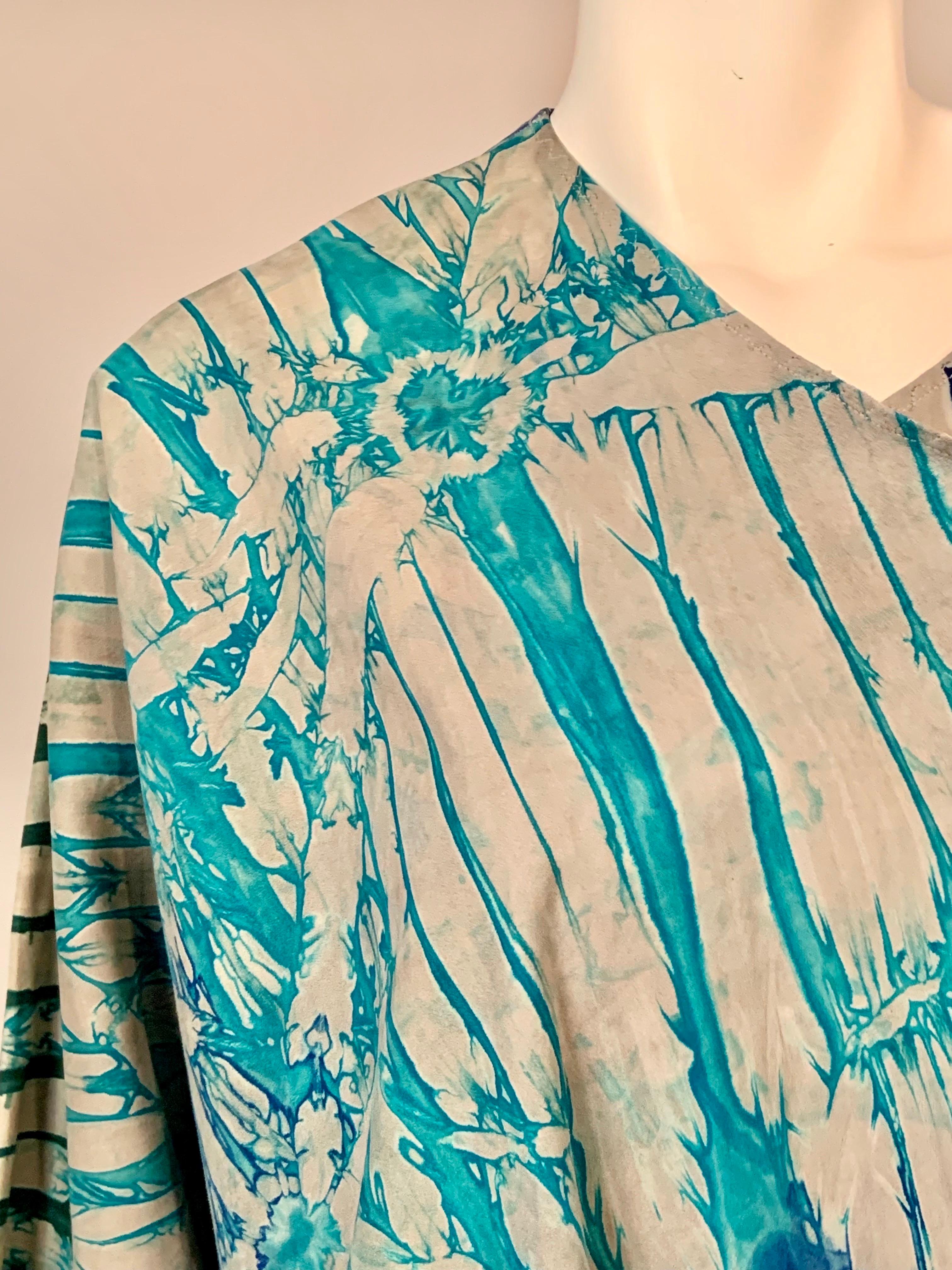 Cette veste en daim légère et colorée est très probablement une œuvre d'art contemporain ou une pièce d'exposition artisanale haut de gamme.  La veste n'est pas doublée et n'a pas de fermeture. Le devant est légèrement festonné pour accentuer le