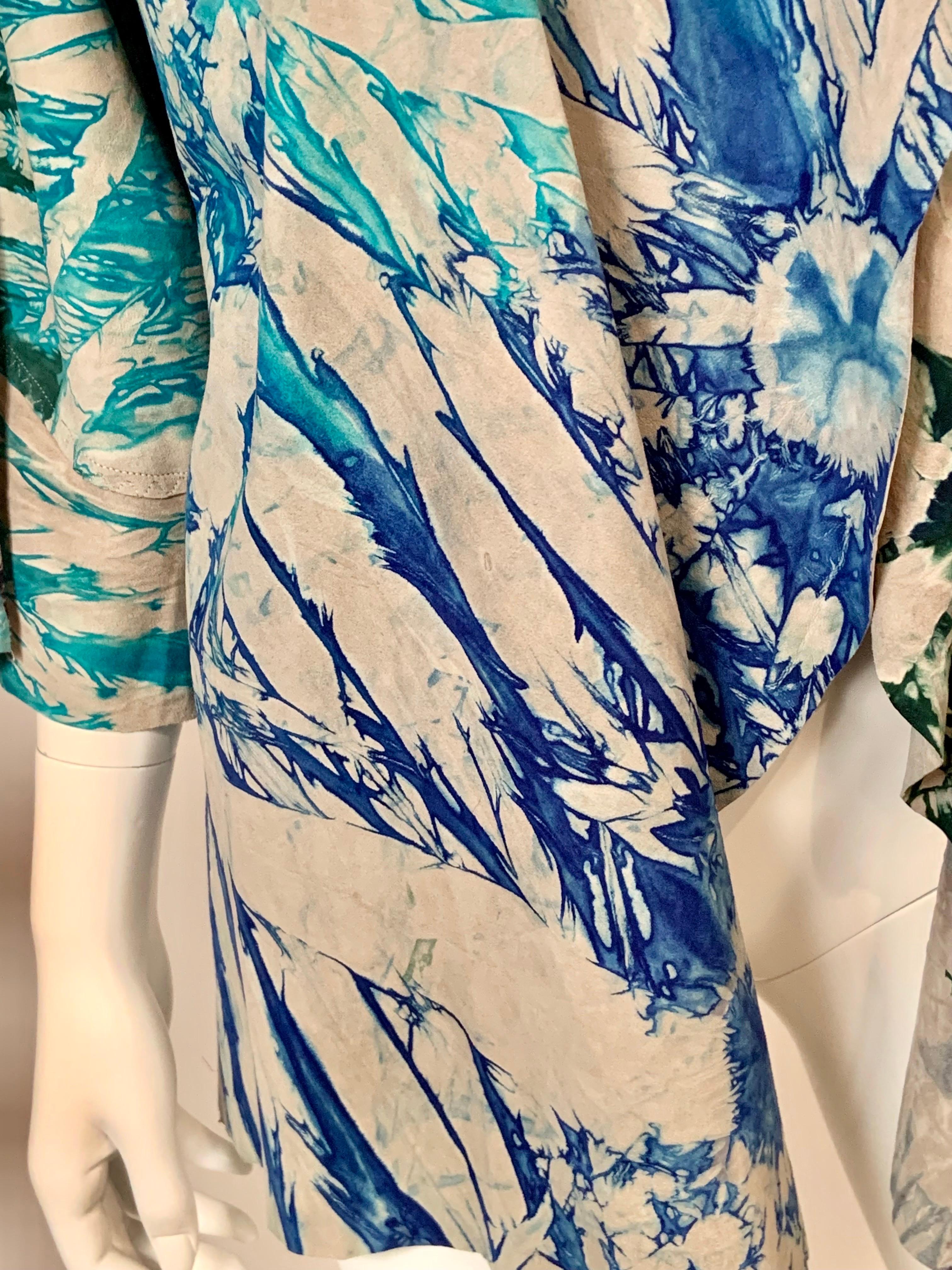 Gris Veste en daim teintée dans des tons de bleu vert et violet en vente