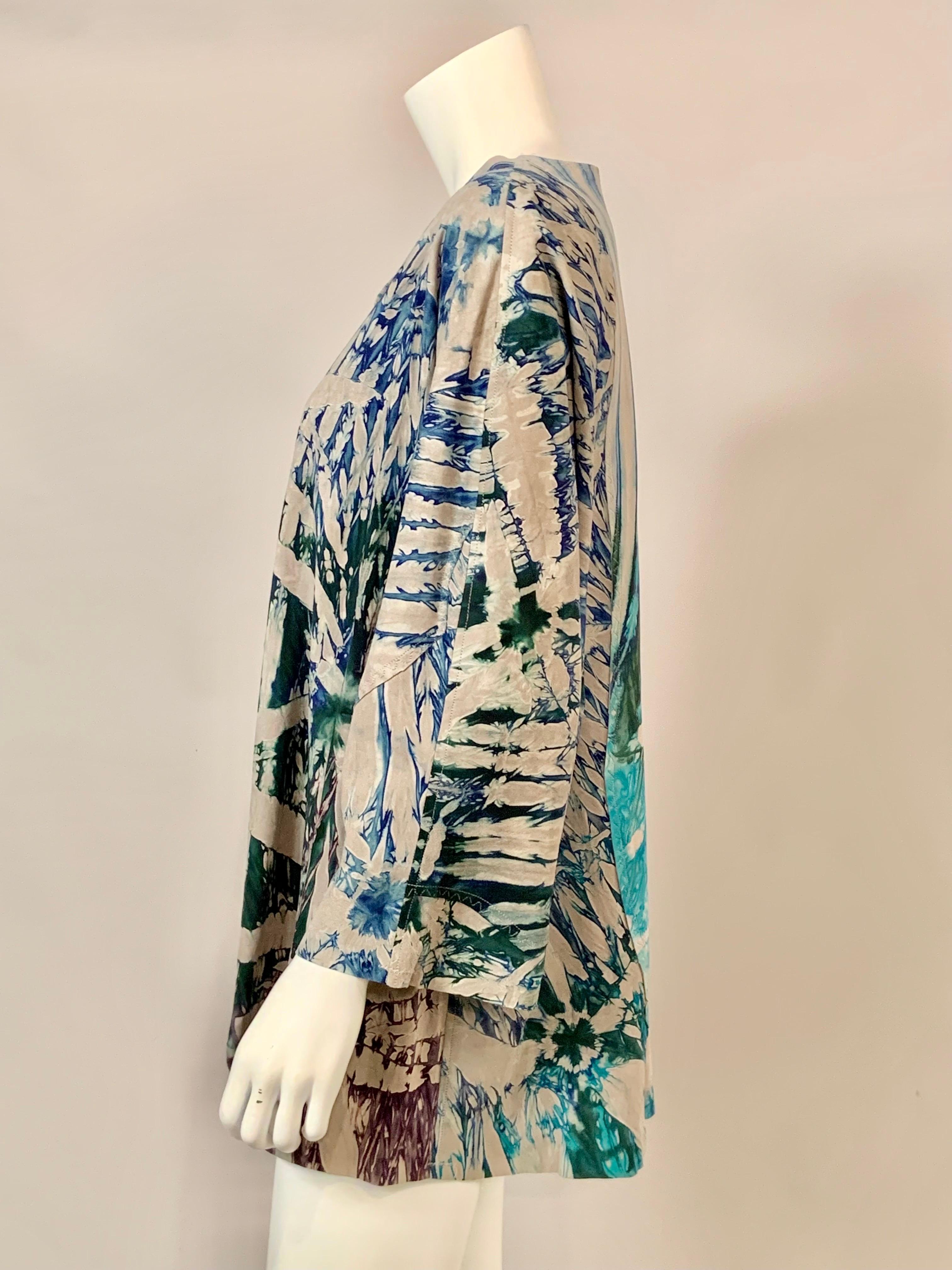 Veste en daim teintée dans des tons de bleu vert et violet en vente 1