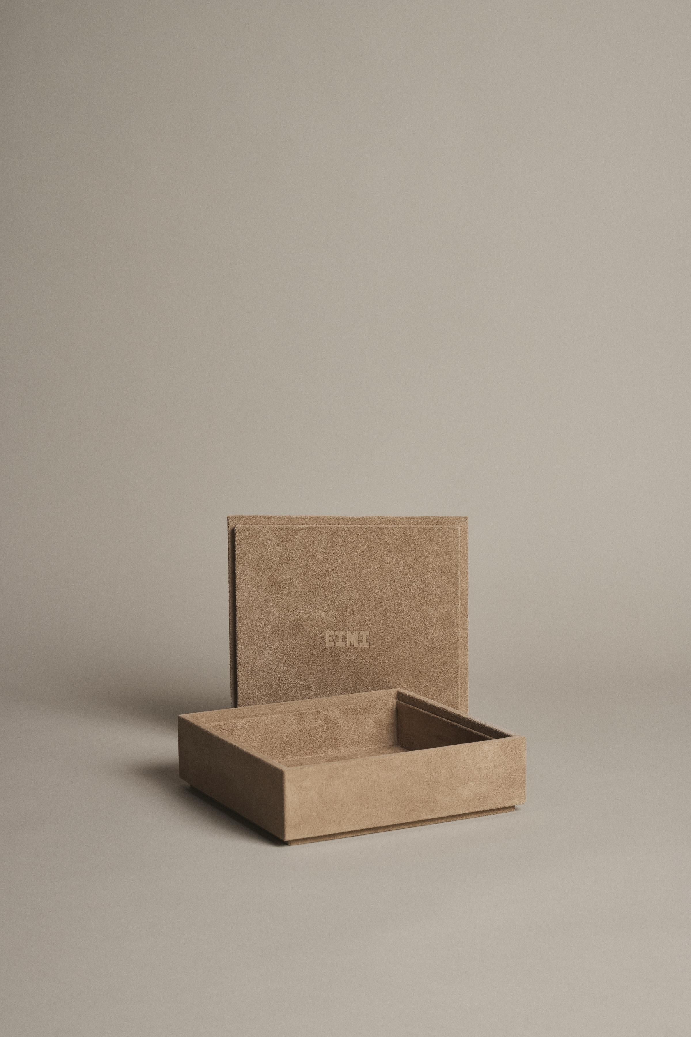 Designed in New York by Amee Allsop for EIMI

Quietly elegant yet enduring, this keepsake box is crafted to safeguard what you treasure most—be it letters, jewelry, or cherished mementos.

A favorite among interior designers, it’s as functional as
