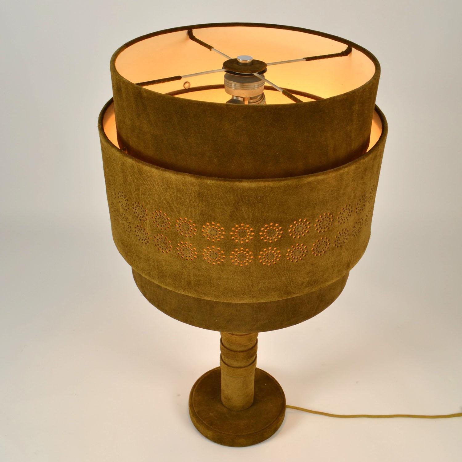Lampe de bureau des années 1960 en cuir de daim et laiton vert mousse en vente 3