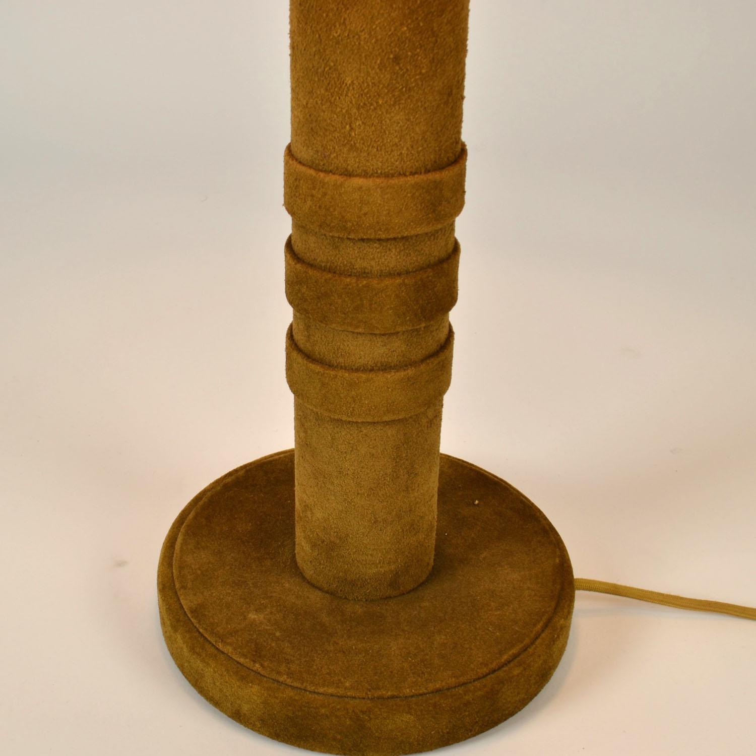 Lampe de bureau des années 1960 en cuir de daim et laiton vert mousse en vente 4