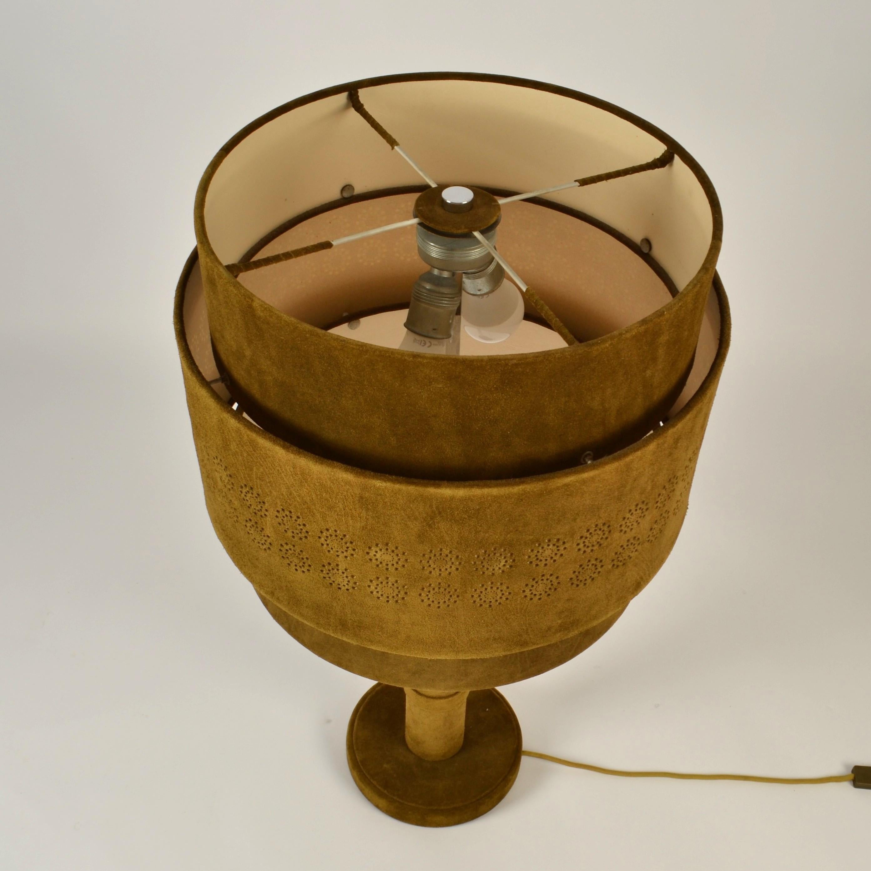 Lampe de bureau des années 1960 en cuir de daim et laiton vert mousse en vente 5