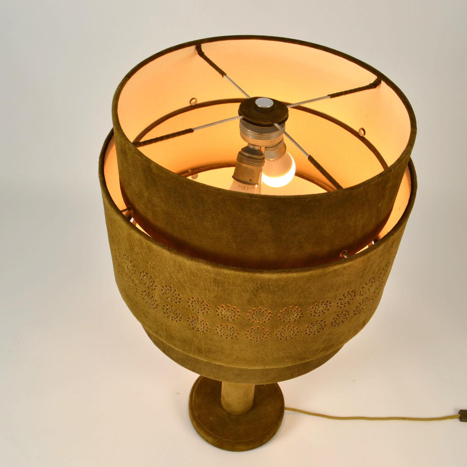 Lampe de bureau des années 1960 en cuir de daim et laiton vert mousse en vente 6