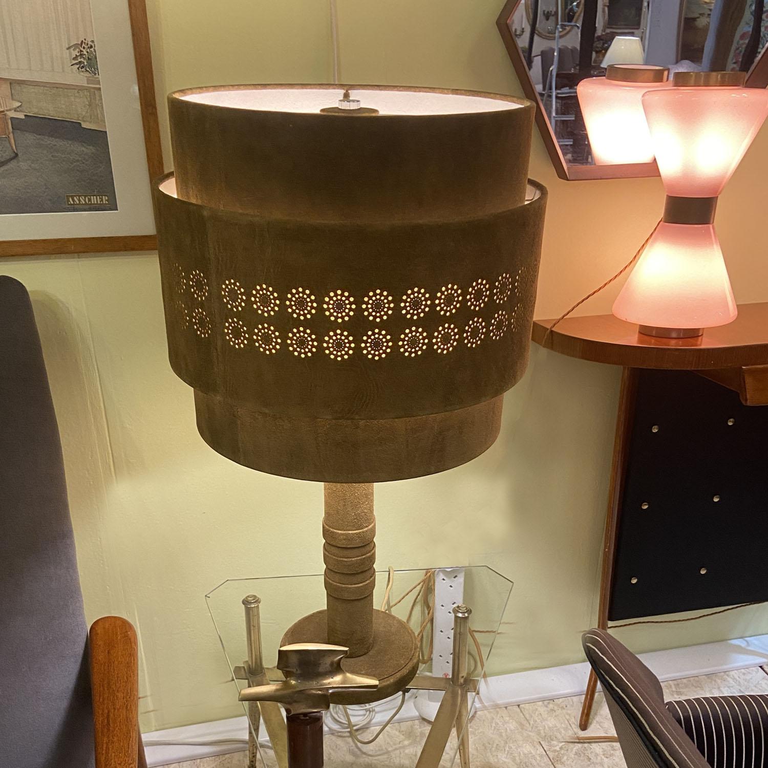 Lampe de bureau des années 1960 en cuir de daim et laiton vert mousse en vente 8
