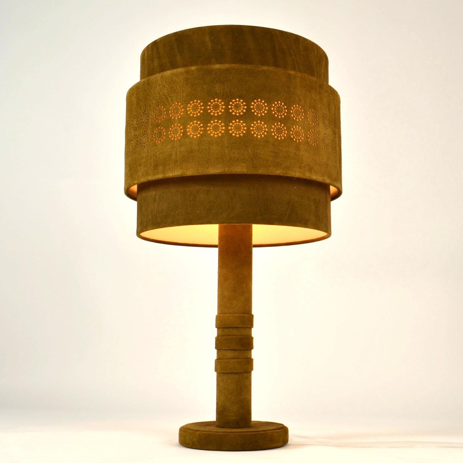 Mid-Century Modern Lampe de bureau des années 1960 en cuir de daim et laiton vert mousse en vente