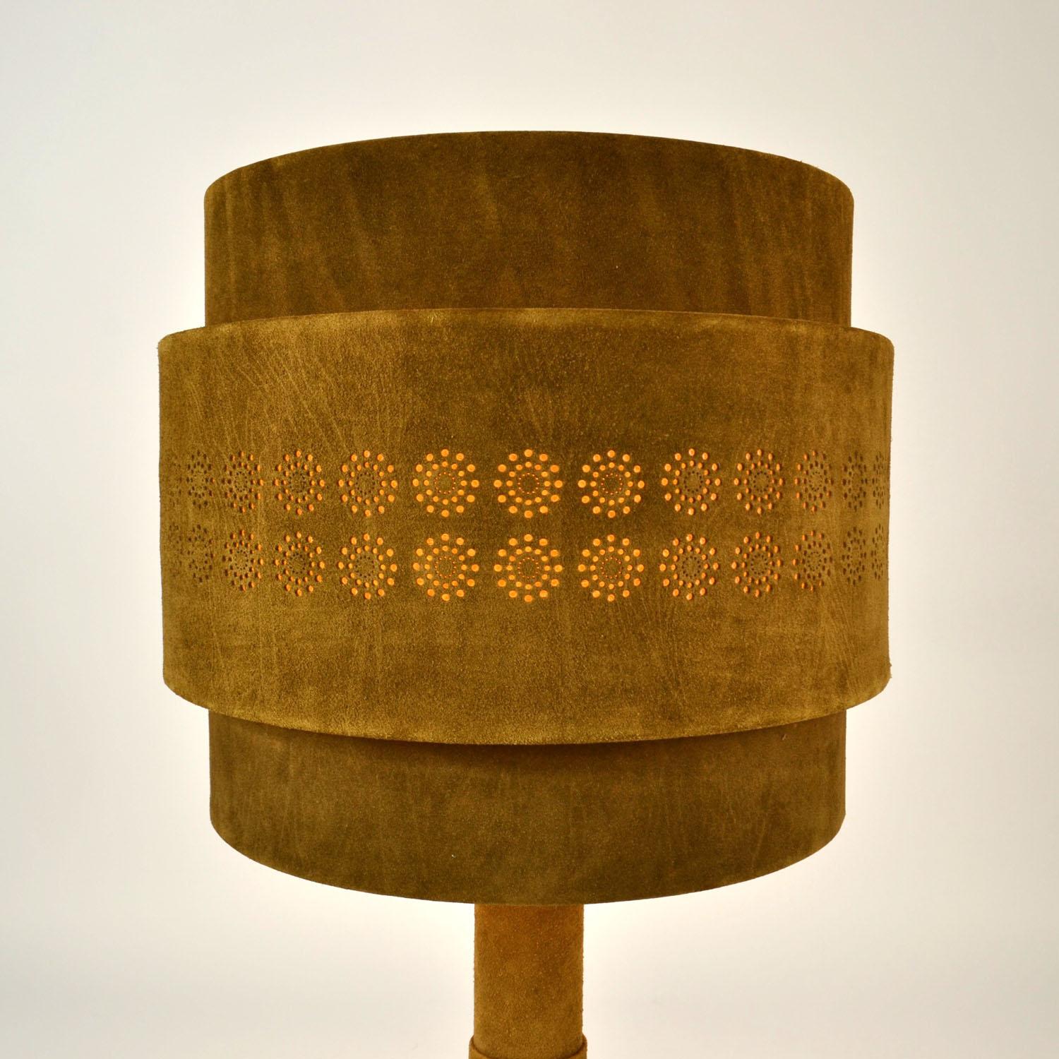 Allemand Lampe de bureau des années 1960 en cuir de daim et laiton vert mousse en vente
