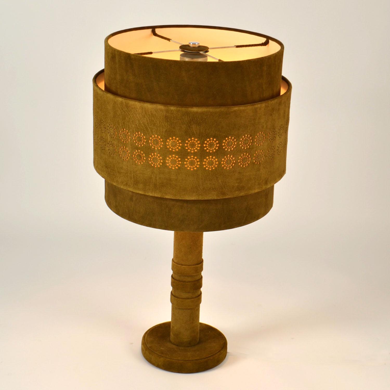 Lampe de bureau des années 1960 en cuir de daim et laiton vert mousse en vente 1