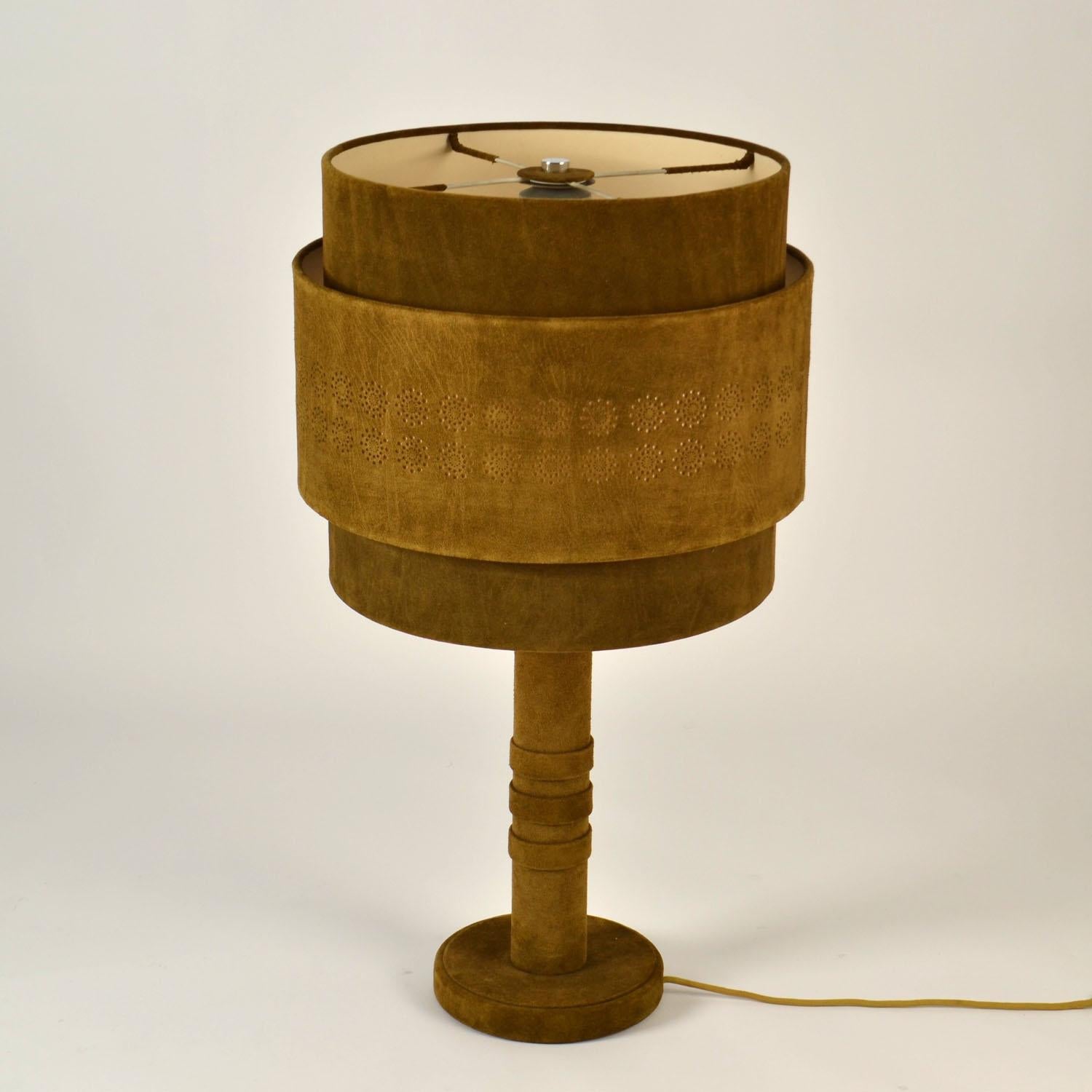 Lampe de bureau des années 1960 en cuir de daim et laiton vert mousse en vente 2