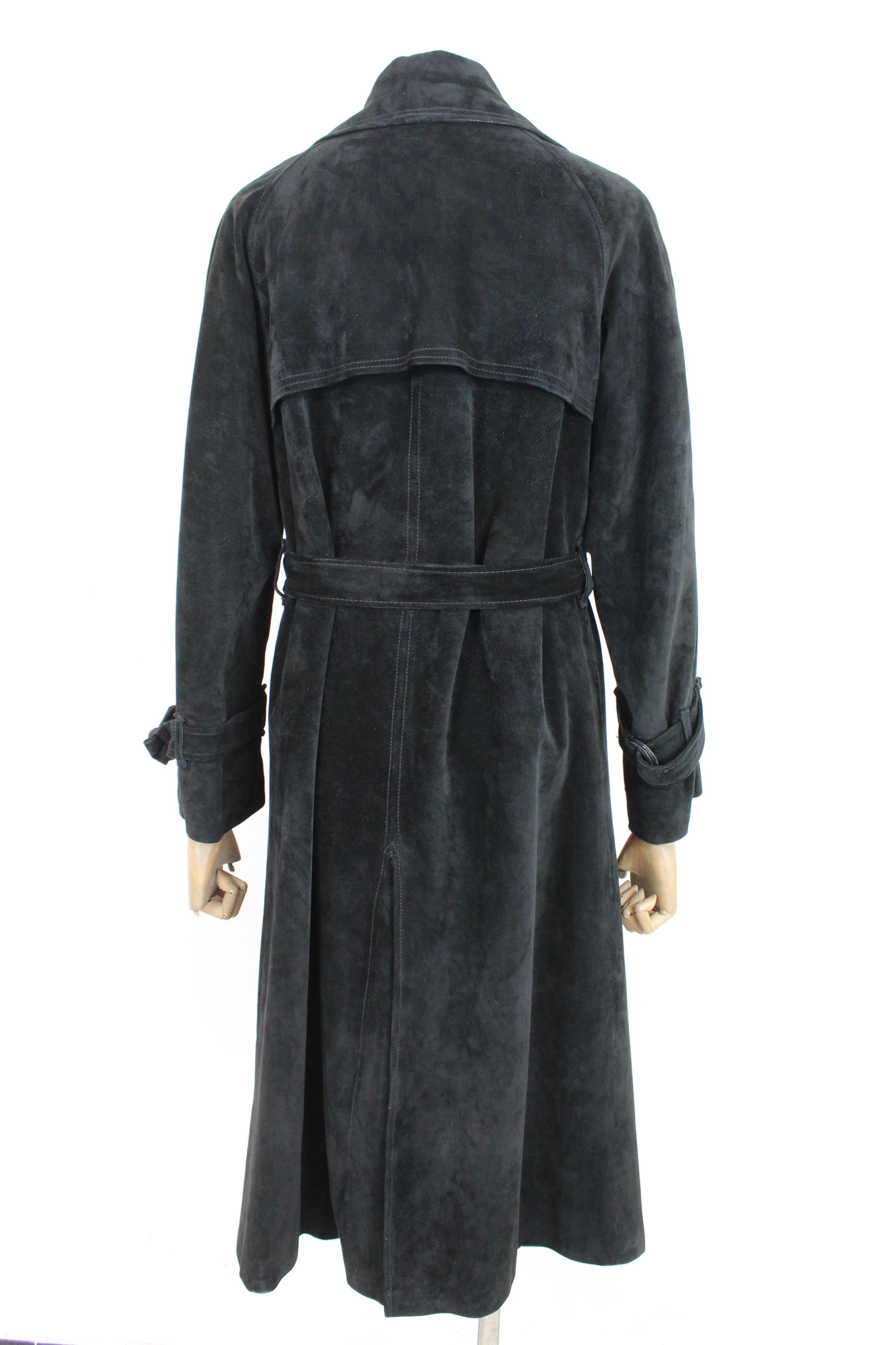 Vintage 80s leather coat. Long trench coat for women, black color. Button closure and belt at the waist. 100% suede fabric, internally lined. Made in Italy

Size: 48 It 14 Us 16 Uk

Shoulder: 48 cm
Bust / Chest: 52 cm
Sleeve: 60 cm
Length: 119