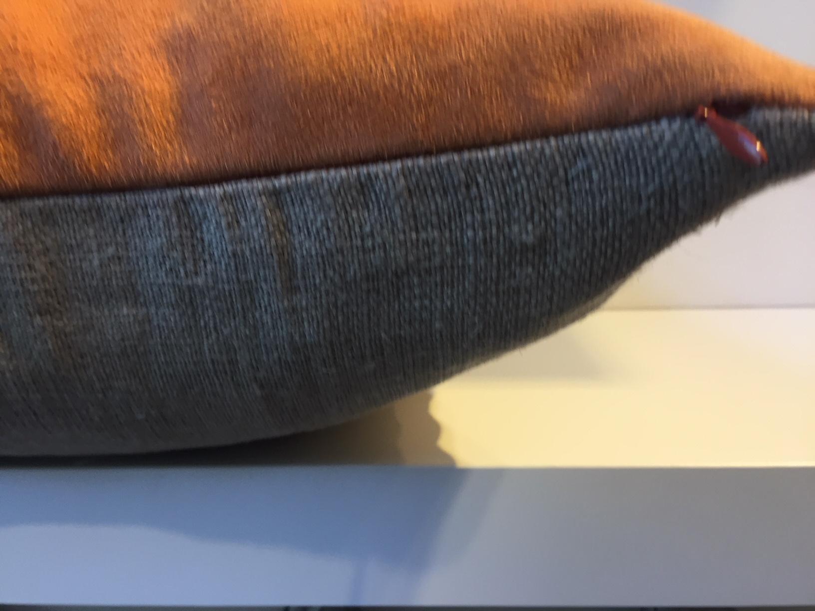 Wildleder Leder Kissen Farbe Mandarine Hand Sattel Stitched Rhombus Detail (Bestickt) im Angebot