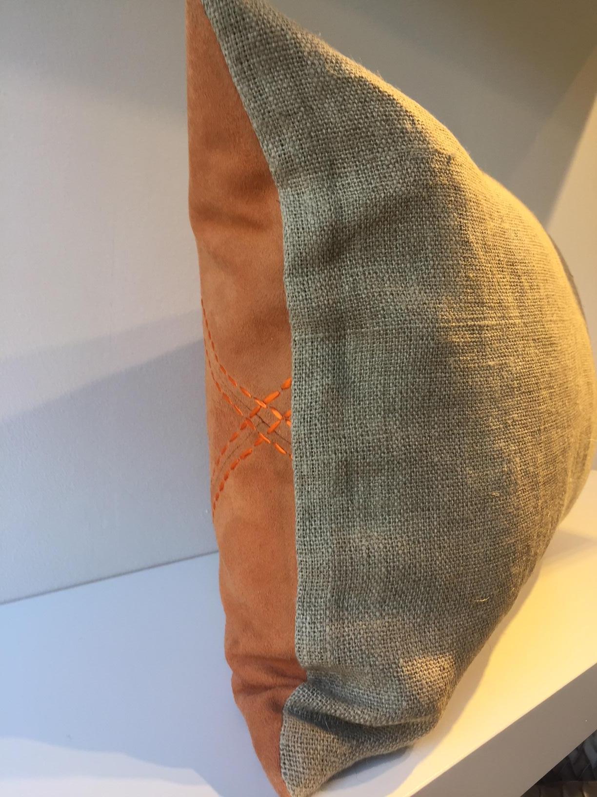 Wildleder Leder Kissen Farbe Mandarine Hand Sattel Stitched Rhombus Detail (21. Jahrhundert und zeitgenössisch) im Angebot