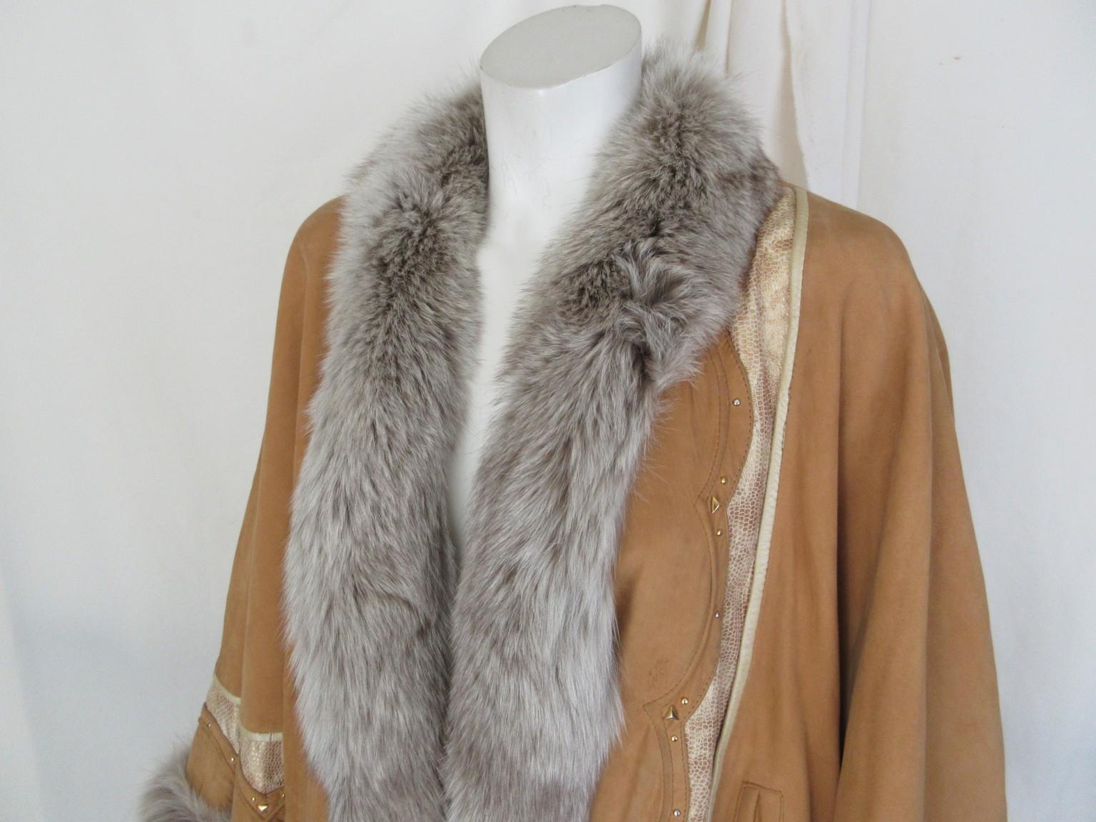 Fabuleux cuir suédé garni de fourrure de renard dans un style cape à larges manches
Unique et rare à trouver, 
Vintage

Nous proposons d'autres articles de fourrure exclusifs, voir notre boutique.

Détails :
Cuir velours souple à motif brodé avec