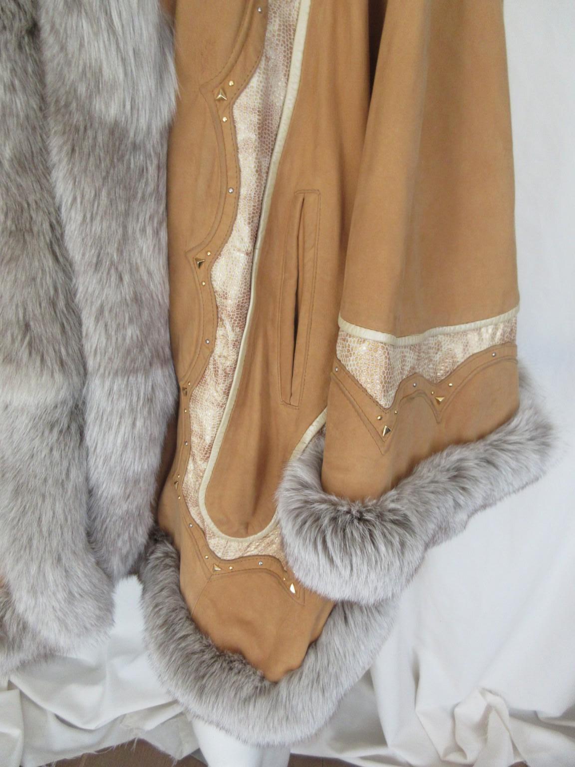 Marron Cape Swing en daim, cuir et fourrure de renard en vente