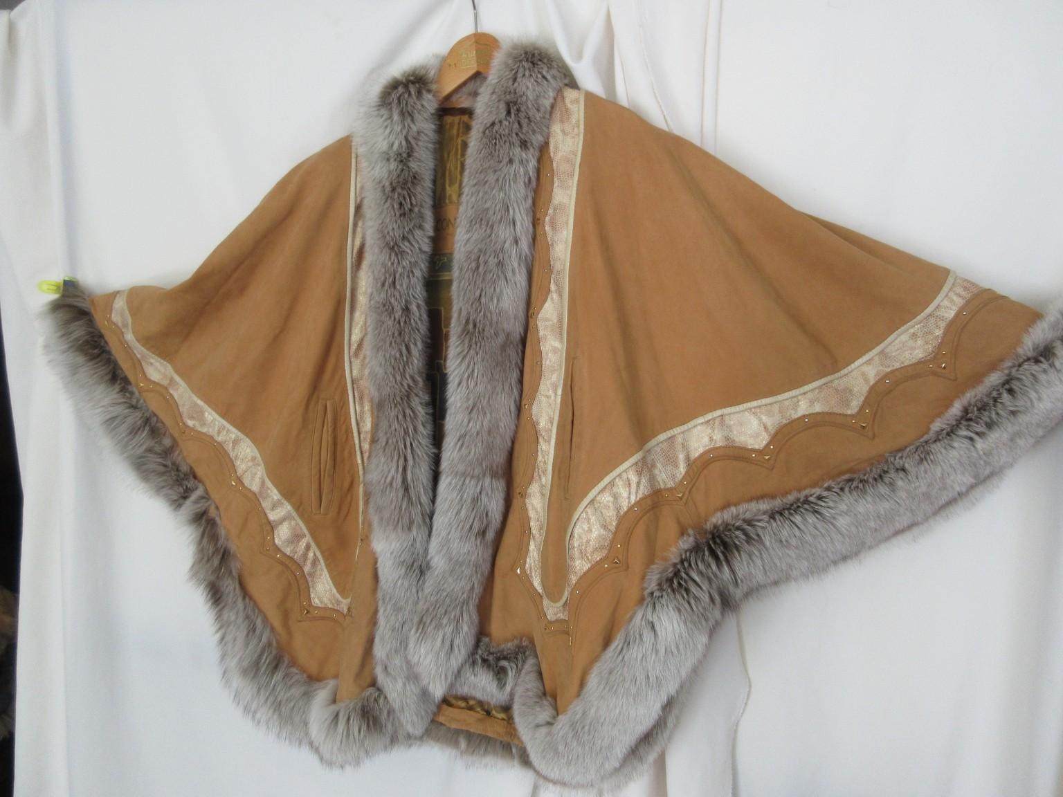Cape Swing en daim, cuir et fourrure de renard Bon état - En vente à Amsterdam, NL