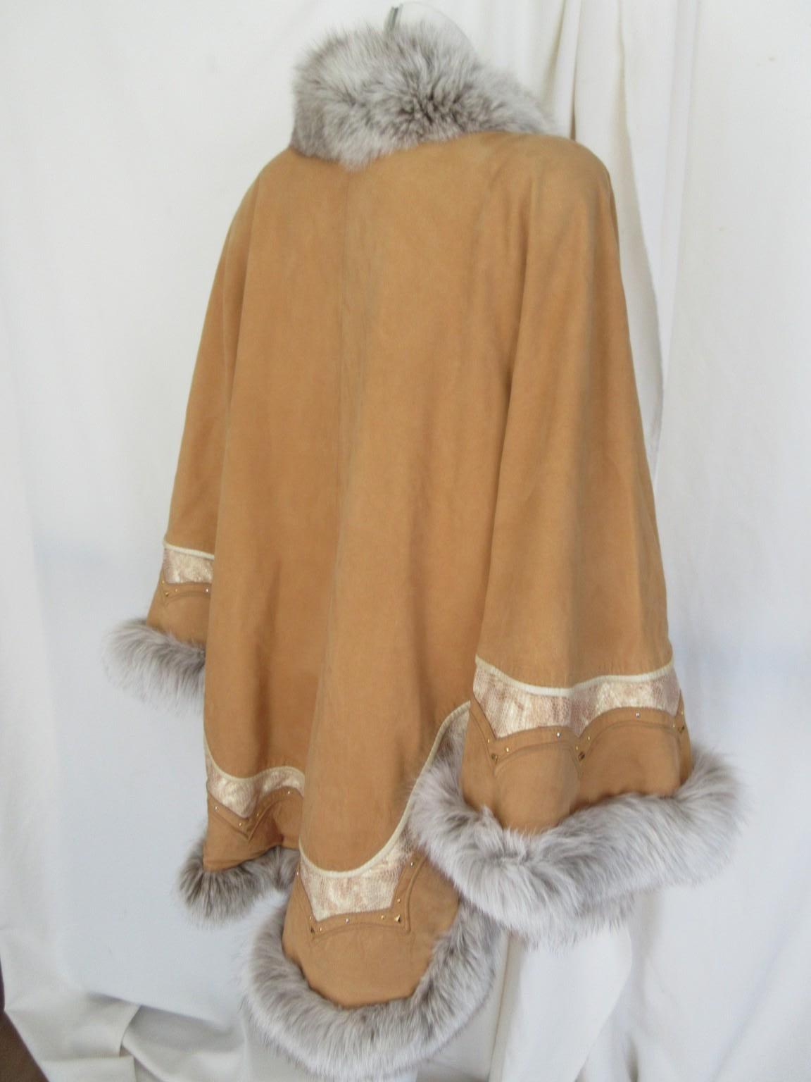 Cape Swing en daim, cuir et fourrure de renard en vente 1