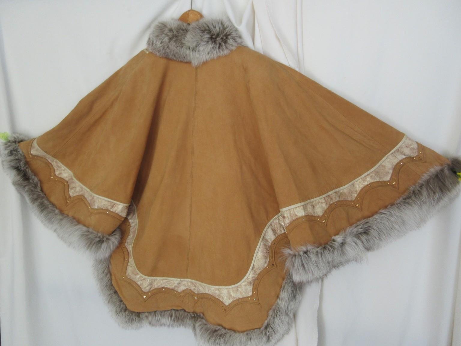 Cape Swing en daim, cuir et fourrure de renard en vente 2