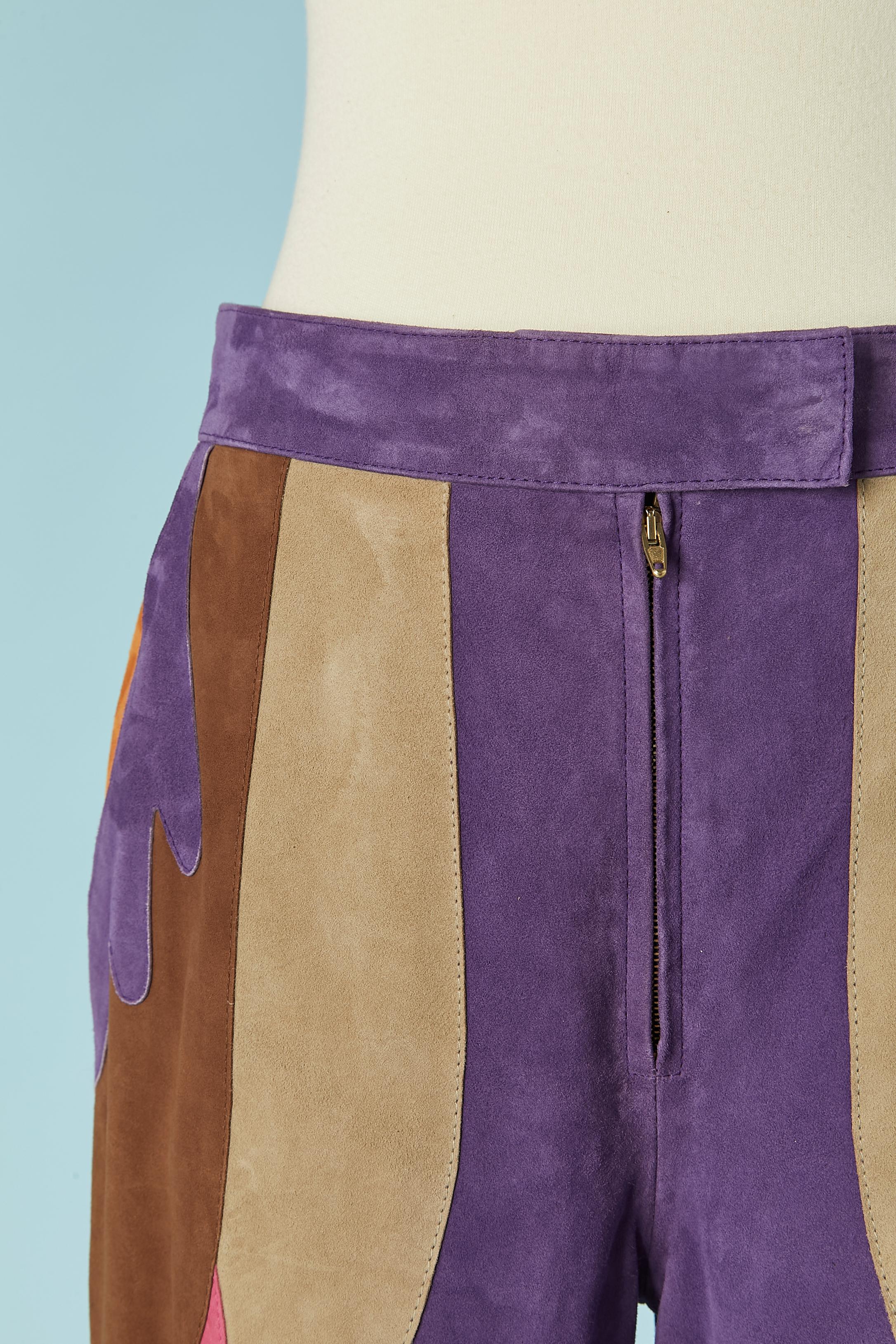 Pantalon patchwork en daim avec fermeture à glissière, crochet, bouton et boutonnière sur le milieu supérieur du devant. 
Composition de la doublure (jusqu'au genou) : 66% acétate, 34% polyester. 
TAILLE : 40 (M-One) 36 (Fr) 6 (US) M 
