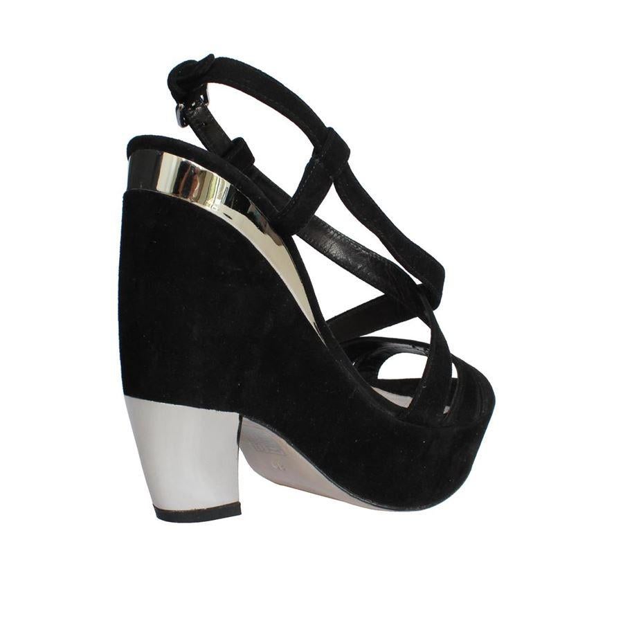 Suede Black color Platinum colored heel and profile Heel height cm 14 (5.5 inches) Plateau height cm 4 (1.57 inches)
